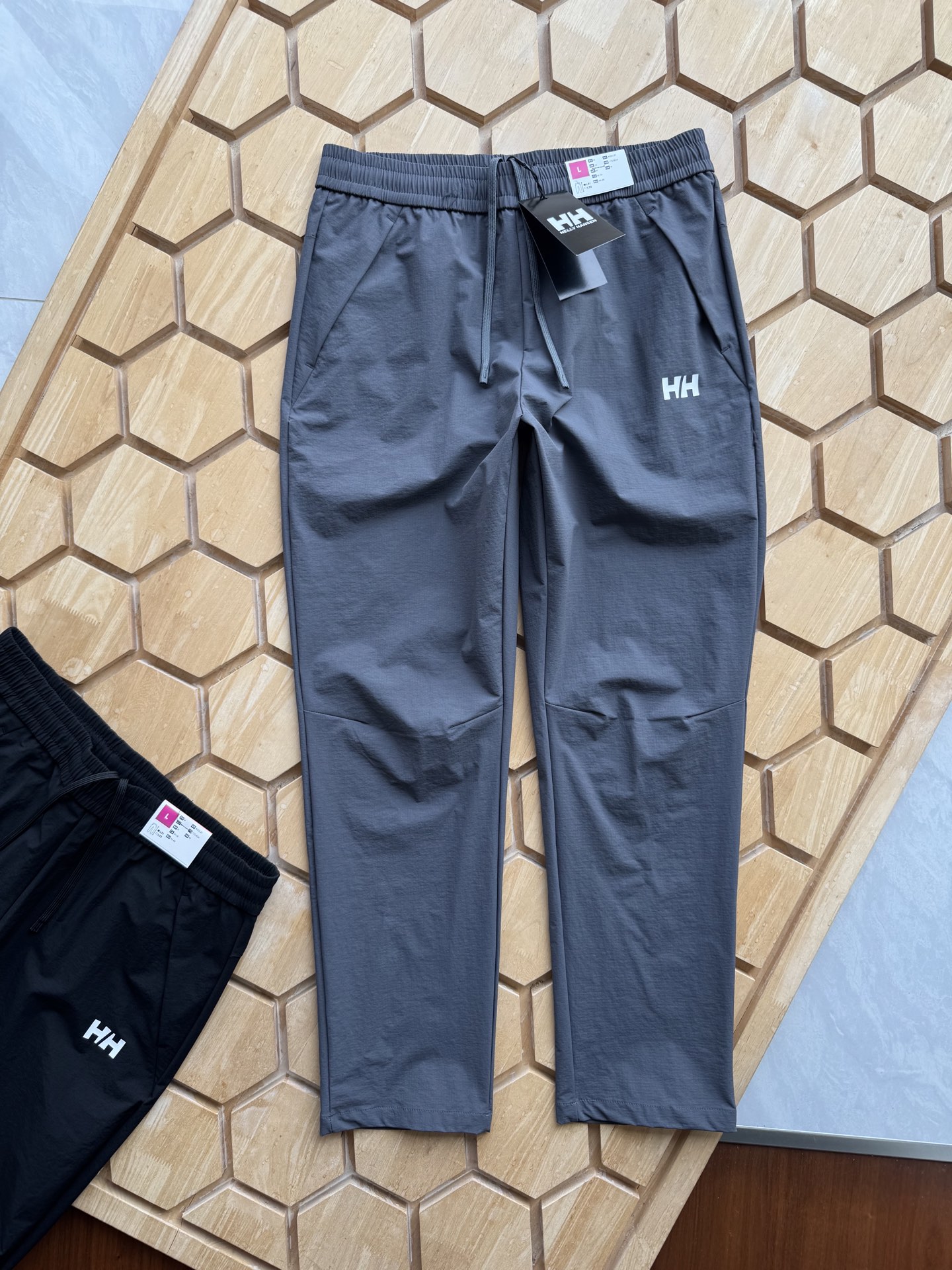p170 
想要在户外尽情撒野，又不想被闷热和汗水困扰？海丽汉森这款弹力速干户外休闲短裤，绝对是你的夏日救星！

它采用高品质弹力面料，拉伸自如，无论是徒步登山，还是跑步骑行，都能毫无束缚地自由舒展。速干性能更是一绝，即使大汗淋漓，也能迅速干爽，保持全天舒适。

两边压胶拉链口袋，不仅防水，还能安心存放手机、钱包等小物件，再也不用担心物品丢失或被雨水打湿。简约北欧风设计，融合时尚与实用，无论是户外探险，还是日常出街，都能轻松驾驭，彰显独特品味。

选海丽汉森弹力速干短裤，开启清爽、自由的户外之旅 ，这个夏天，和汗水与闷热说再见！
颜色 黑色 灰色 藏青 绿色
尺码M-3xL