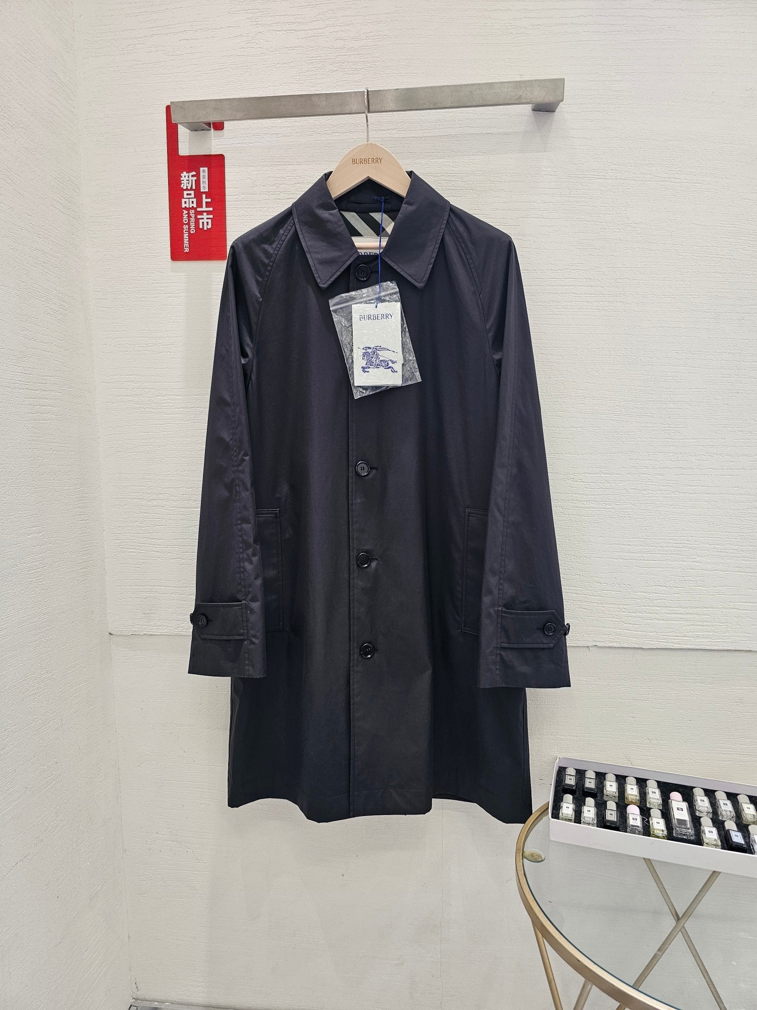 NO:312881,BURBERRY classic Camden trench coat is super handsome. Whether you are a commuter, a young and emotional fashion expert, or a style advocate who pursues street leisure, these outfits we have prepared can definitely meet your different needs. In fact, whether it is to work, date or travel with friends, classic. BURBERRY Camden trench coat can perfectly interpret your personality! Show your unique fashion taste!,,burberry,alexander wang19860909BURBERRY经典卡姆登风衣超帅搭配 无论你是通勤一族,还是年轻有感的时尚达人 或者是追求街头休闲的风格拥护者我们准备了的这些穿搭绝对能够满足你的不同需求. 其实不管是上班、约会还是和朋友出游,经典. BURBERRY卡姆登风衣都能完美诠释你的个性!展现出你独特的时尚品味 !,,burberry,alexander wang,Women's clothing