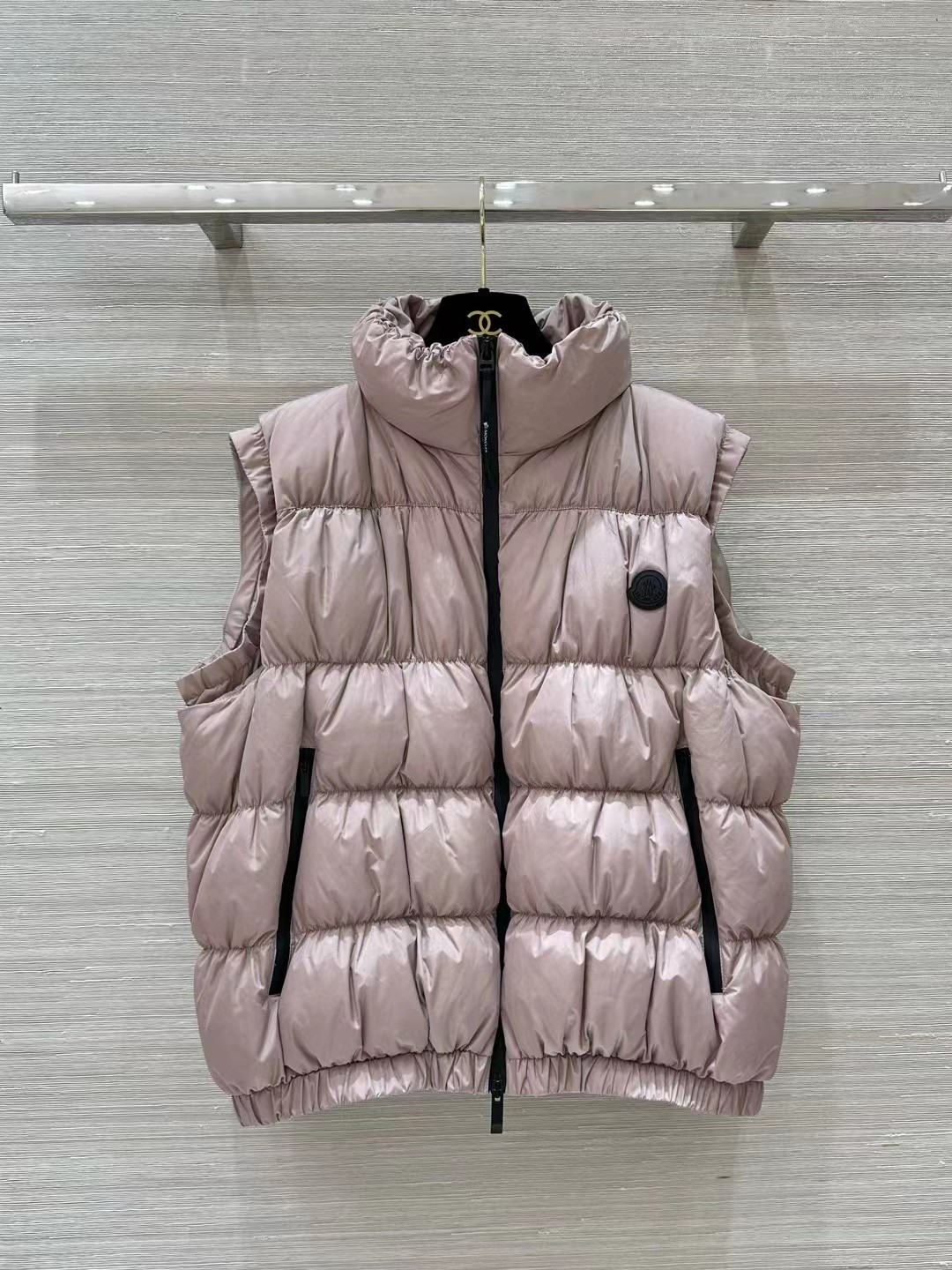 黑色粉色实拍图#moncler2024FW女士秋冬新款羽绒背心最新造型款褶皱设计很可爱呀颜色浅粉色黑色款