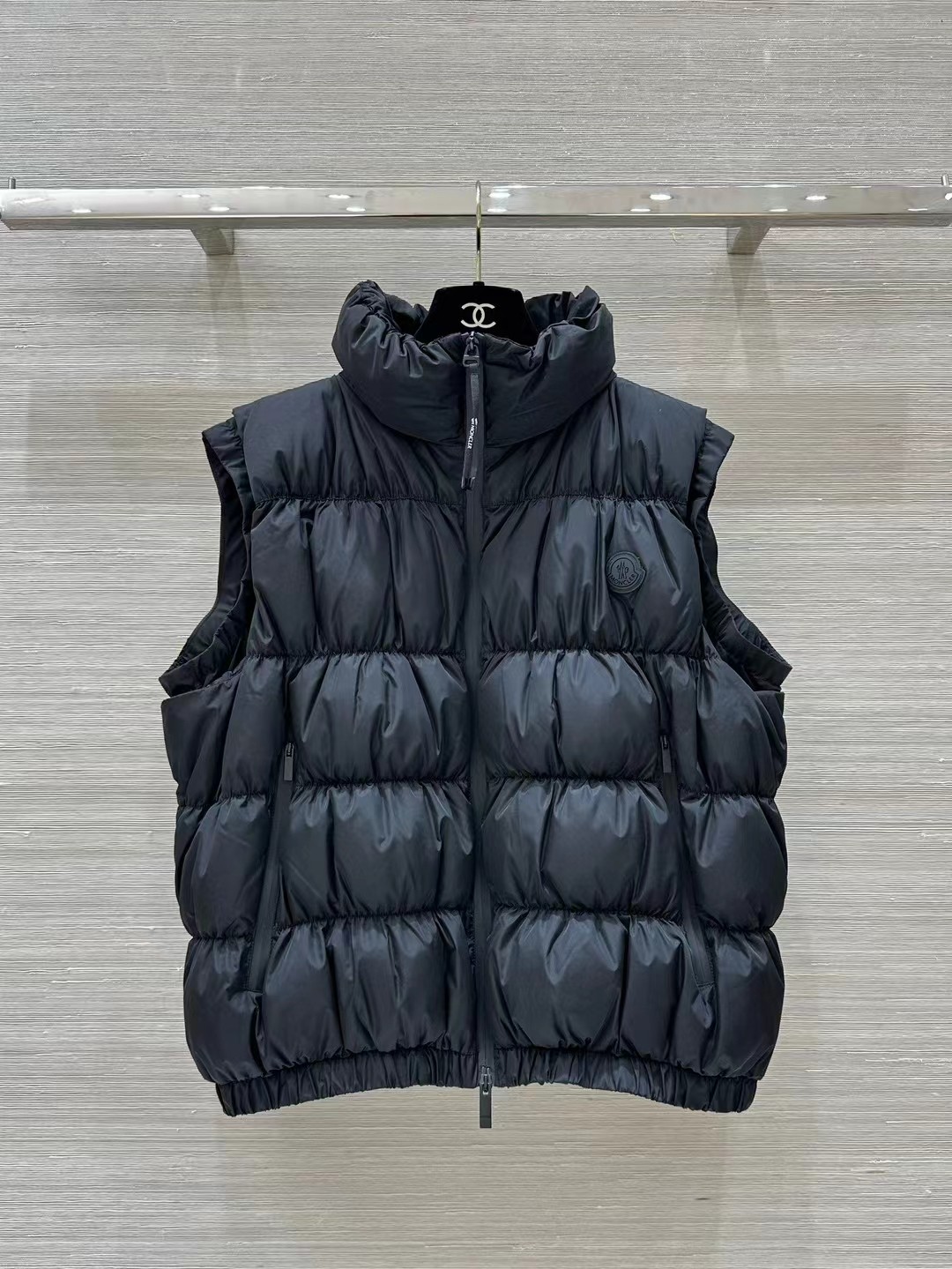 黑色粉色实拍图#moncler2024FW女士秋冬新款羽绒背心最新造型款褶皱设计很可爱呀颜色浅粉色黑色款