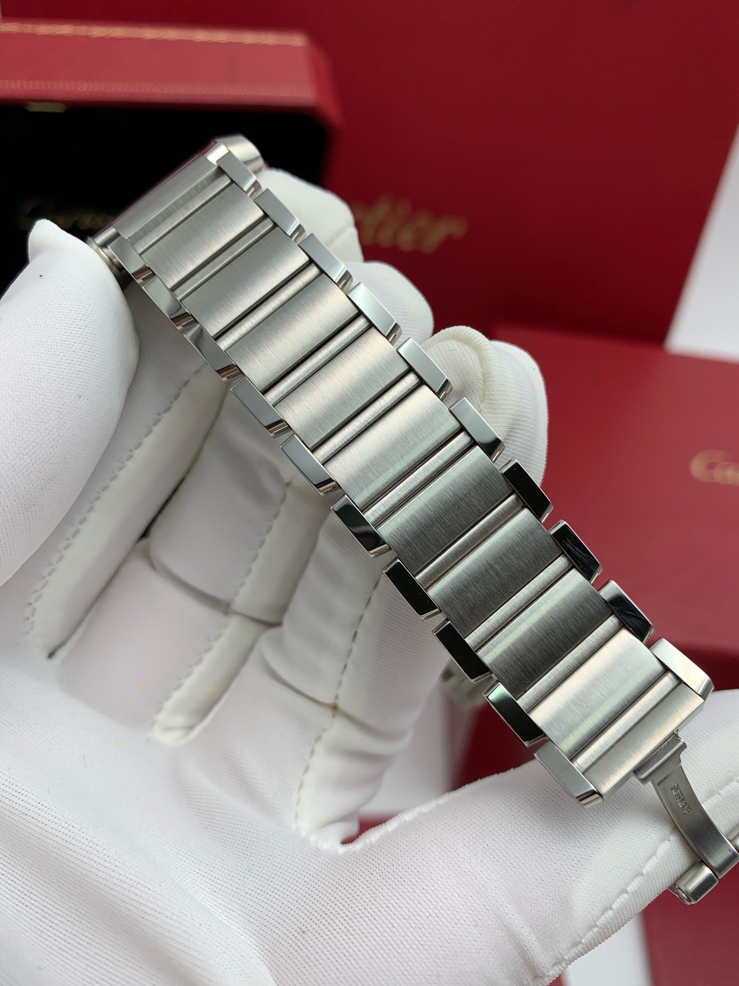 NO:393600,The strap adopts splicing design technology, 316 stainless steel wire drawing technology, and is completely equipped with a cabinet!  ,19860909表带采用拼接设计工艺、316精钢拉丝工艺、完全对版柜货！,,Watch