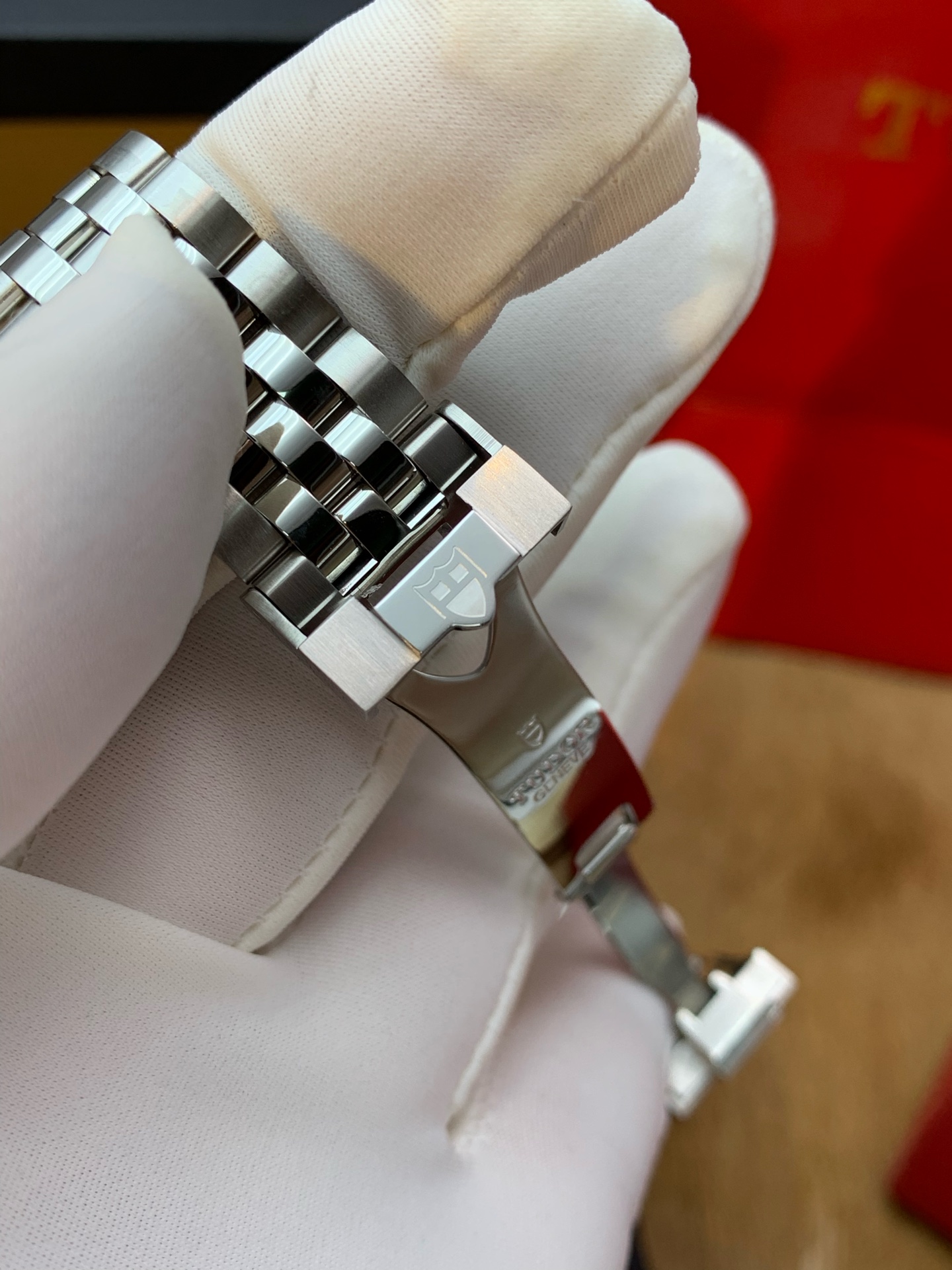 NO:391042,No details are left out, and there is no pressure to enter and exit the counter!  !  ,19860909每一个细节都不放过,精美的刻字、出入专柜毫无压力！！,,Watch