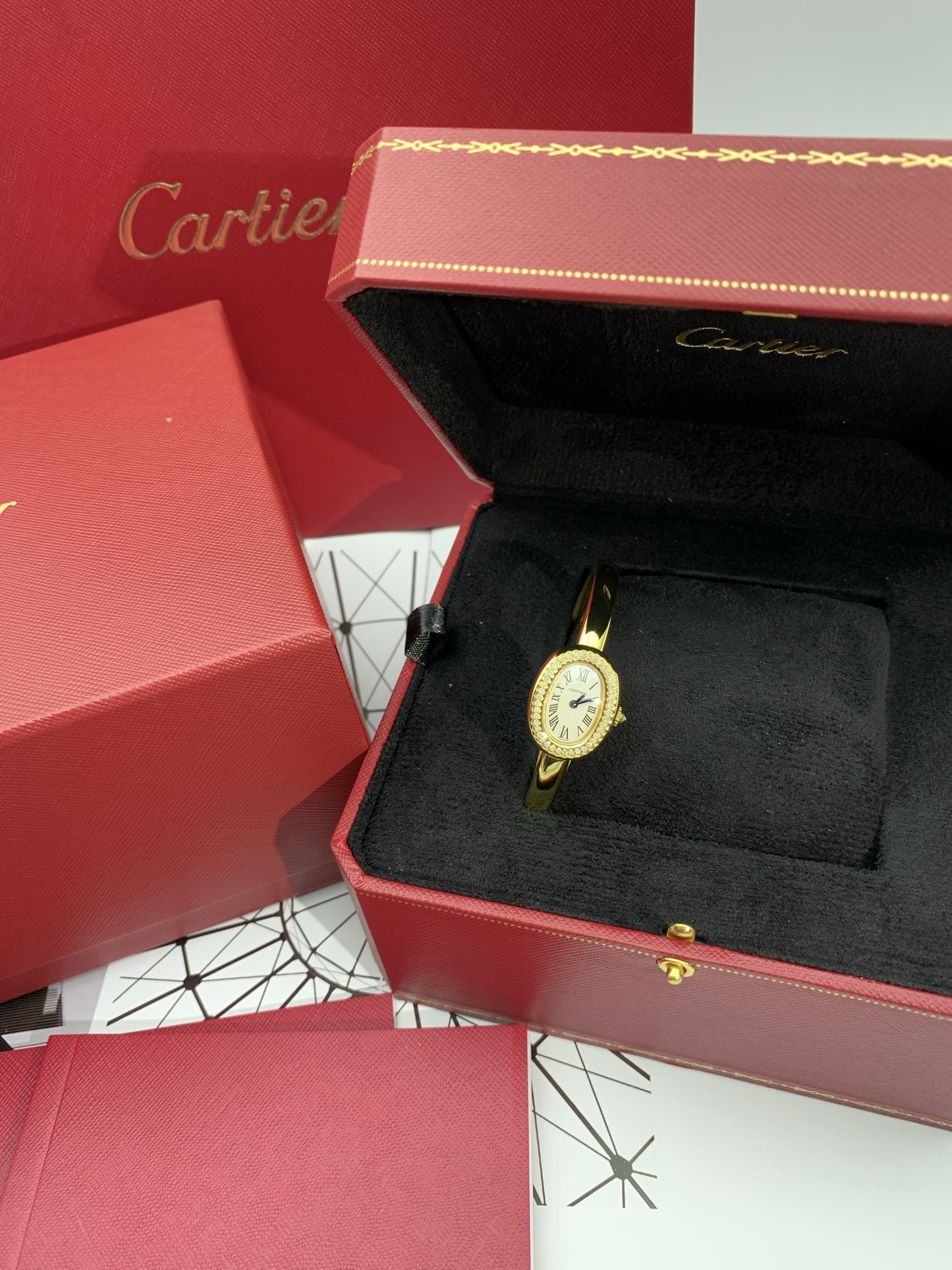 NO:726055,The price of gold has soared, and I have been reluctant to buy it. As the new year is approaching, I can’t sell this batch. Because the cost is too high, I really can’t bear to buy this top-quality new bathtub bracelet watch, the classic bathtub series of Kajia. Real gold Swarovski rhinestone Baignoire brand new “bathtub” bracelet watch, small size, case size 23*31mm, inlaid with Swarovski rhinestones, hand size 15mm 16mm 17mm.  The watch is like a bracelet. It is small and unique, eye-catching, and fashionable but also reveals a touch of luxury. I was surprised when I got the real thing. It looks great!  The oval shape feels like the shape of an elegant European-style bathtub, which is so pretty!  Baignoire bathtub series watch, its soft lines, lugs and luxurious temperament give the watch an extremely balanced look and feel. The watch is timeless and classic, showing French elegance, and is favored by women. Small watch, quartz movement imported from Switzerland. Stainless steel case covered with 18k thick gold, silver-plated dial, sword-shaped blue steel hands, sapphire  Crystal mirror. Cartier watch reinterprets the traditional round watch shape, extending the circle into an oval shape. The watch draws inspiration from the simple oval shape with strong geometric characteristics, and adopts a round and plump oval profile to show its feminine style. Comes with a full set of top-notch packaging, the absolute first choice for gifting and keeping for yourself, returns and exchanges are supported if you are not satisfied, and there is a lifetime warranty!  ,,cartier,swarovski,bracelet19860909金价飙升、一直压着不想出、年关将近是在没办法出这批、由于造价太高、实在不忍拿出这批顶配 新款浴缸手镯表,卡家经典之作浴缸系列. 真金施华洛世奇水钻Baignoire 全新“浴缸”手镯腕表,小号,表壳尺寸23*31毫米,镶嵌施华洛世奇水钻、手围尺寸15mm 16mm 17mm. 手表即是手镯,小巧别致叉夺人眼球,时髦中更透露一丝奢华,实物拿到手的时候大吃一惊,颜值高 ！椭圆外型的感觉正是典雅欧风浴缸形状,这也太好看了吧！Baignoire浴缸系列腕表,柔和的线条、表耳以及华贵气质赋予腕表极致平衡的观感.腕表隽永经典,尽显法式优雅,深受女性青睐.小号表款,瑞士进口石英机芯.精钢表壳包18k厚金,镀银表盘,剑形蓝钢指针,蓝宝石水晶镜面.卡地亚腕表重新演绎传统圆形腕表造型,将圆形延伸为椭园形.腕表从极具几何特色的简约椭圆形汲取灵感,采用圆润丰盈的椭圆廓形,尽彰柔美风情.配全套顶级包装,送礼自留绝对首选,不满意支持退换货,终身保修！,,cartier,swarovski,bracelet,Watch