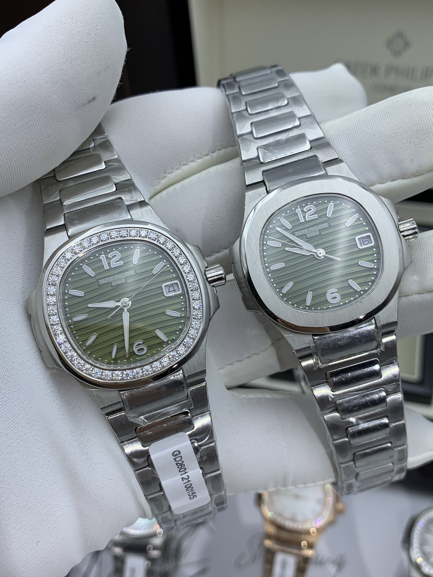 NO:741975,RRR factory and Swiss designers spent two years and spent a lot of money to create the ceiling PP Nautilus series!  The original mold is restored to the data, reaching 11 fine versions. Highlight 1: It beats most quartz women's watches on the market, and it is equipped with (Swiss original Cal.E 23-250SC movement), which is unique!  0 errors and 0 faults. Highlight 2: The word adopts Swiss strontium aluminate salt (non-radioactive) luminous coating technology, combined with optical coating to enhance light absorption efficiency, extend the afterglow time, restore the original posture, and make the wearer more beautiful at night. Highlight 3: The original size is 32mm in diameter and 6.9mm in thickness. This Nautilus women's model not only has an elegant and sporty style, but also adds a bit of softness, making women's watches more personalized and fashionable. It is also one of the most popular PP women's watches at the moment!  The case is made of 316 stainless steel and set with 46 brilliant diamonds. Highlight 4. The heavy gold customized PP original Patek Philippe latest trident butterfly buckle, the latest release of the restoration counter, this is the real ceiling, the quality can be seen, pay attention to the details of the RRR factory. It is not just an ordinary buckle in the market. The thickness of 6.9 is truly as thin as a cicada. The entire watch is vacuum intracranial platinum and rose gold in two colors, which brings extraordinary touch and visual enjoyment, showing a bright luster.  When precise rhythms blend into soft curves, the sun and stars shine brightly on your wrist. The series uses contemporary design vocabulary to interpret the eternal feminine charm. Look for the RRR factory to give you a quality that you can wear with confidence.,,patek philippe19860909RRR厂联合瑞士设计师耗时两年,重金打造天花板PP鹦鹉螺系列！原版起模还原数据,达到11精细对版. 亮点1 秒杀市面绝大多数石英女表,搭载（瑞士原装Cal.E 23-250SC机芯）绝无仅有！0误差0故障. 亮点2 字面采用瑞士铝酸锶盐（无放射性）夜光涂层工艺,结合光学涂层增强吸光效率,延长余晖时间,还原原版姿态,让佩戴者在夜晚更显靓丽. 亮点3 原版尺寸32mm直径,6.9mm厚度.此款鹦鹉螺女款不仅拥有优雅运动风格,还增加了几分柔美、使得女装腕表更加个性时尚,也是当下最热门的PP女士腕表之一！表壳316精钢镶钻46颗明亮式钻石. 亮点4 重金定制PP原装百达翡丽最新三叉戟蝴蝶扣,还原专柜最新发布,这才是真真正正的天花板,品质看得到,认准RRR厂细节.而非市场随便搭配普通扣. 6.9厚度真正做到薄如蝉翼,整表真空颅内白金及玫瑰金双色任选,带来非凡触感与视觉享受,呈现璀璨光泽. 当精密律动融入柔美曲线,当日辉与星光跃然腕上.系列,以当代设计语汇,诠释永恒女性魅力.认准RRR厂,给你一个戴着自信的品质.,,patek philippe,Watch