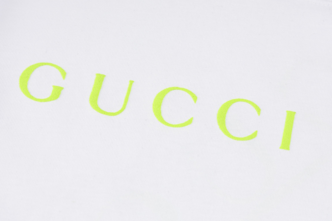 P100礼盒🎁 G家 25ss新款超大造型T恤以成衣染针织棉匠心打造，正面缀饰Gucci标识印花，背面巧妙融入Gucci冲浪者印花，令整个设计更添魅力。 码数：XS-S-M-L