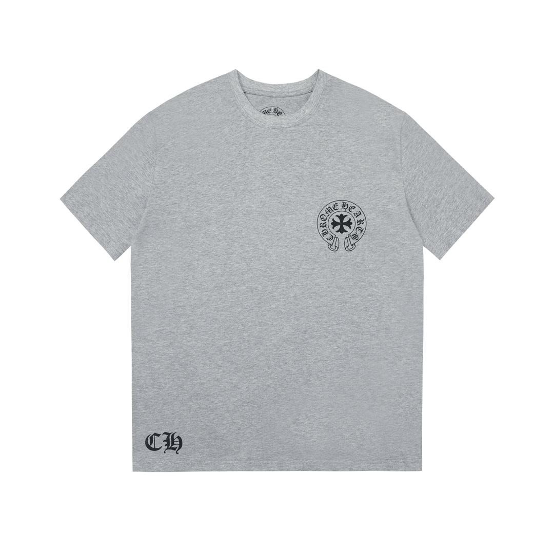 P100
【最高版本 面料预缩+洗水】首发，Chrome Hearts/25SS克罗心梵文字母印花短袖。这款单品最初是小妹要穿，正好手上还有一条半的布就全裁了。⚠️尺码S～XL，宽松版型，中性款，男女都可驾驭！

仍然是270g高克重面料，同样做了预缩➕洗水两道工艺，有效降低缩率提升肤感和光泽感，使上身版型更好看，质感更优良！做工上走线工整，锁边整齐，也几乎是0线头处理。
辅料细节，多联吊卡，多联洗唛，这些自不必多说，哪怕它家喜欢藏在衣服里面的，老白也没偷工减料。

克罗心虽然没有做全品类，但是它家在每一个领域，都能独成一派，所出的单品也很抗打。老白也希望，我们都能在自己热爱的领域，坚持，精进，并以此谋生！

颜色：灰色
尺码参考：
S  肩宽48  袖长22  胸围106  衣长67
M   肩宽50   袖长22   胸围110   衣长69
L  肩宽52   袖长22   胸围114   衣长71
XL  肩宽54  袖长22   胸围118    衣长73

上身参考：宽松效果
172/135斤上身S
175/158斤上身M
177/165斤上身L
180/182斤上身XL