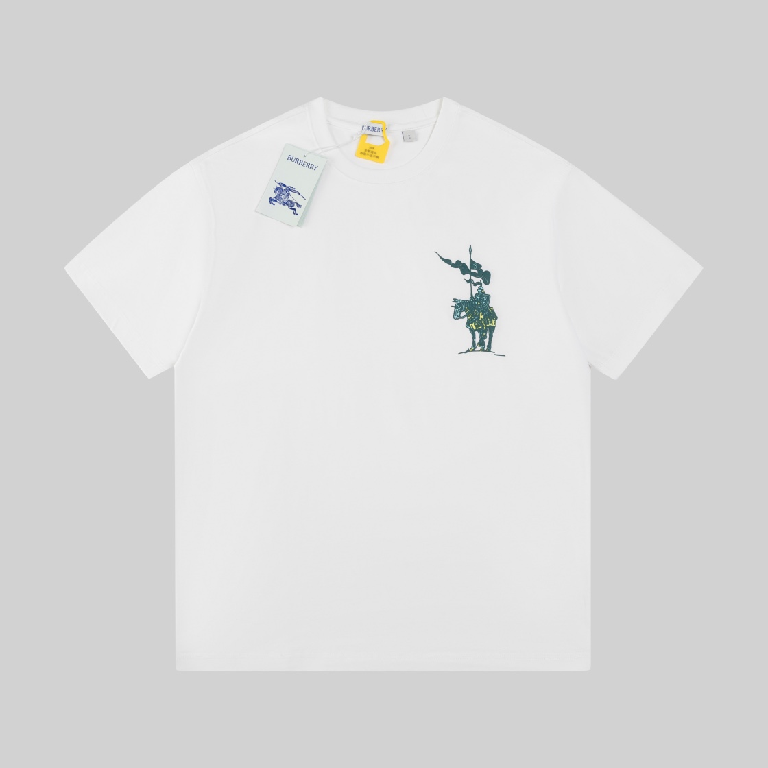 P105【高版本操作】品相完美，BURBERRY /巴宝莉2025SS春夏新款，高品质，⚠️尺码XS~L（大致同平常M～2XL）男女同款，都可驾驭。文尾有尺码参考，不用刻意➕号。

又是很显高级的一款单品，也是应季新品。大身270g平织纹精梳纯棉面料，经过预缩，洗水两道工艺，面料抗缩水，版型不容易变形。小领口设计，很提气质。仍然是分段螺纹，三针，这些都是今年的最新工艺，包括面料的预缩洗水，区别通货。

颜色：白色
尺码参考：
XS  肩宽48  袖长22  胸围106  衣长67
S   肩宽50   袖长22   胸围110   衣长69
M  肩宽52   袖长22   胸围114   衣长71
L  肩宽54  袖长22   胸围118    衣长73