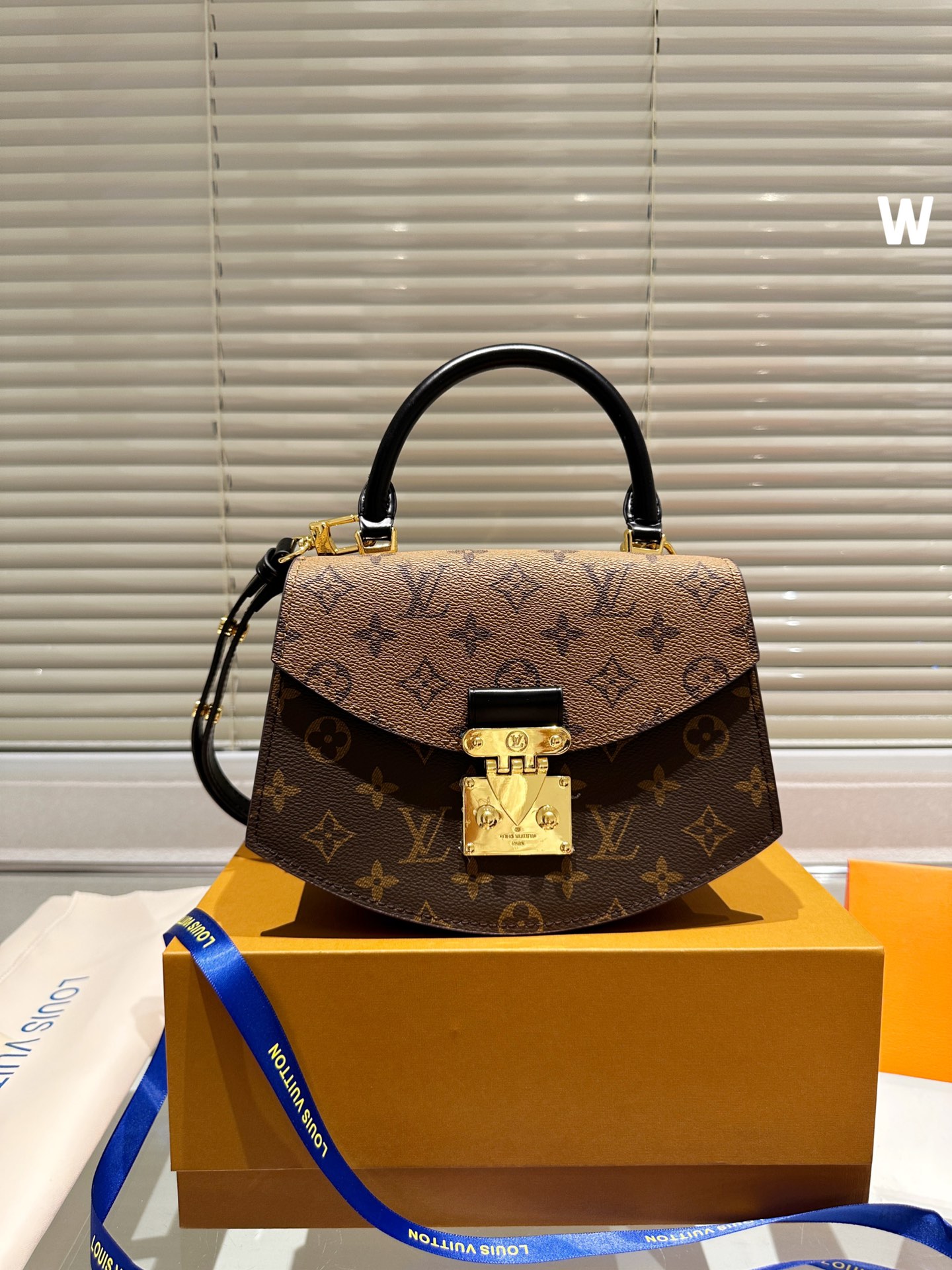 Louis Vuitton Crossbody & Shoulder Bags Messenger Bags Gold