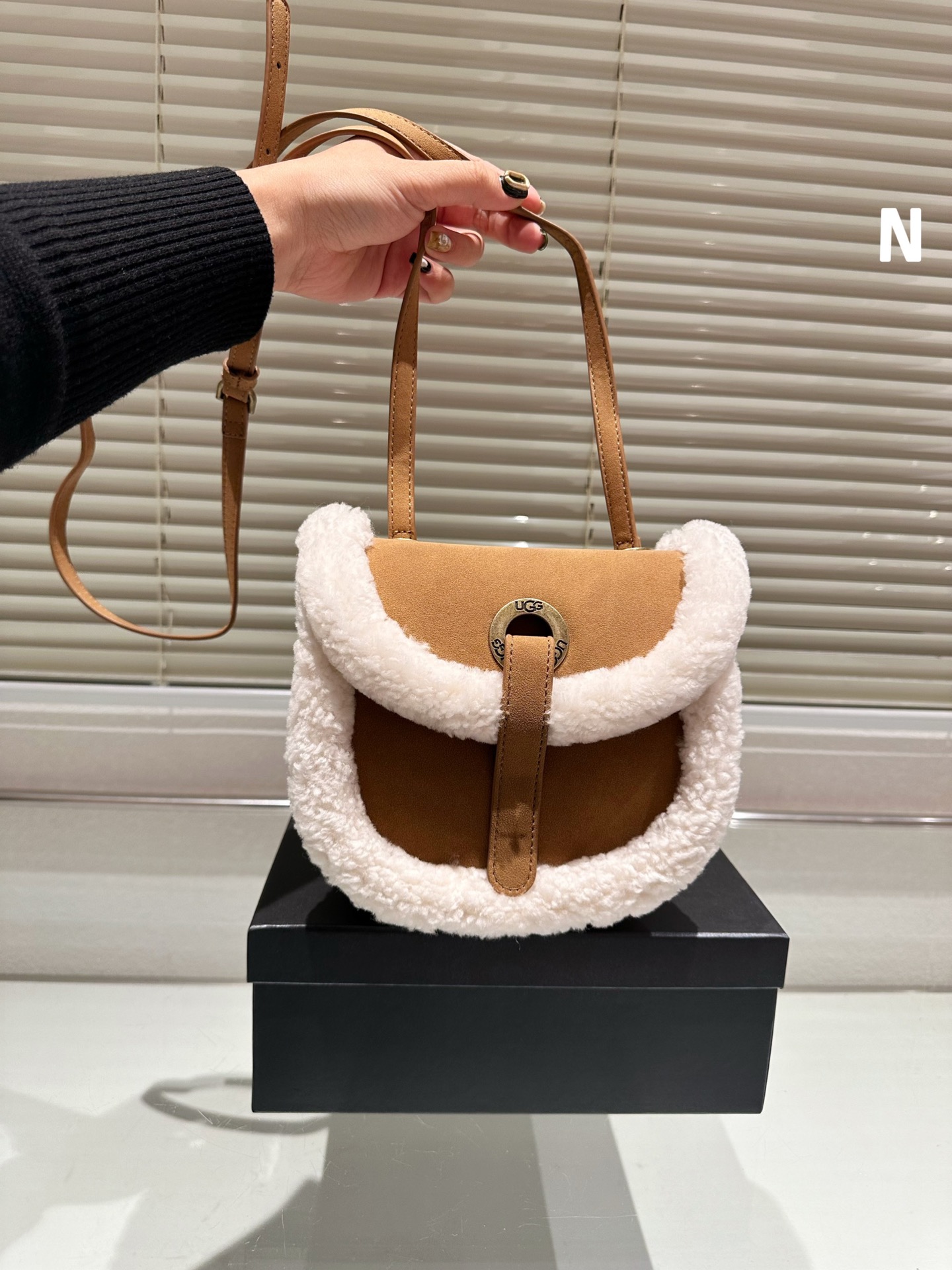 High-Quality Lamb Wool Saddle Bags with Real Fur: 1:1 Replica Review. - 图片 2