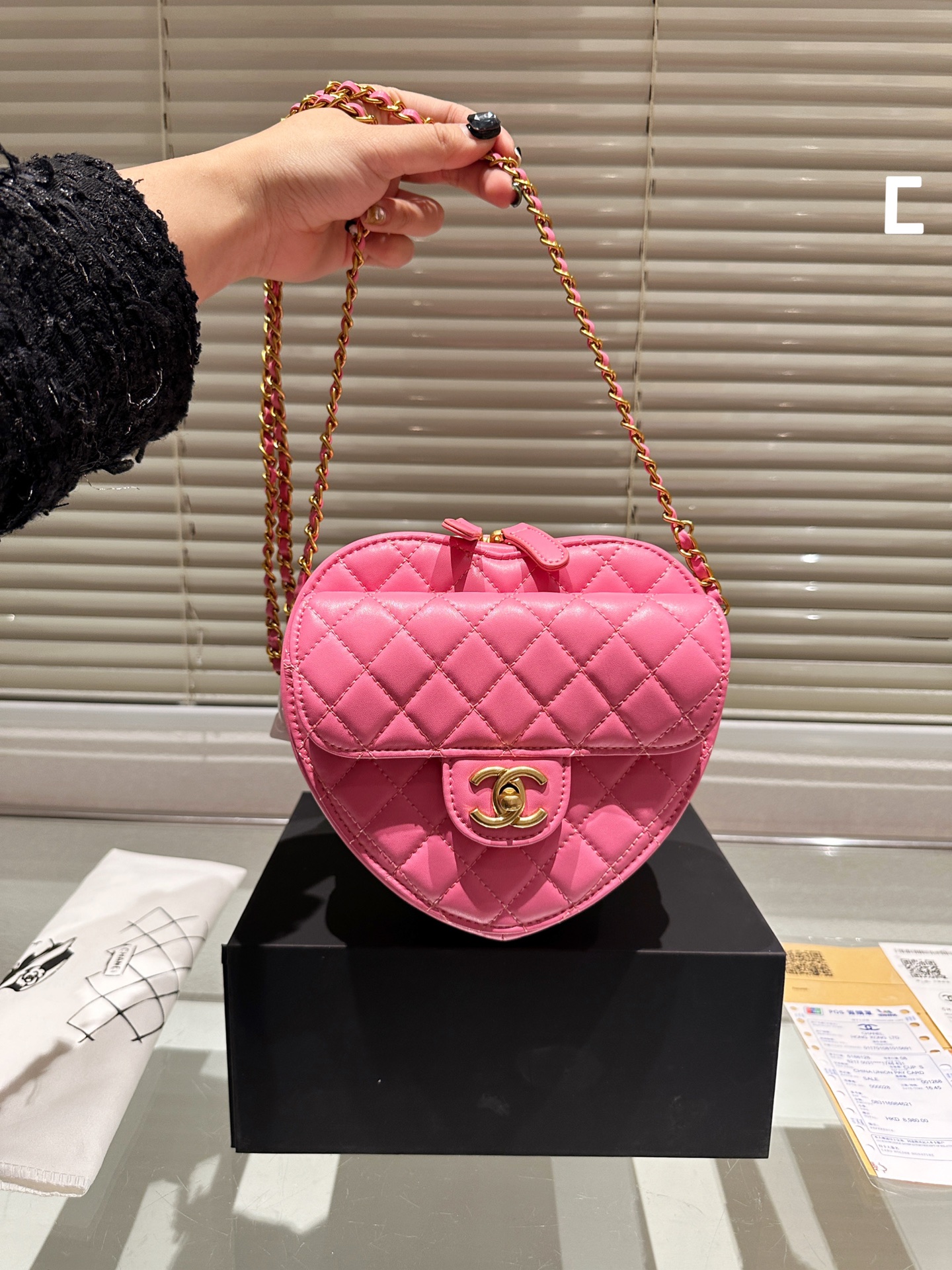 Chanel Heart Bag: Limited Edition, Quilted Leather, Gold Hardware, 16cm 7 i1703763722 5297 0