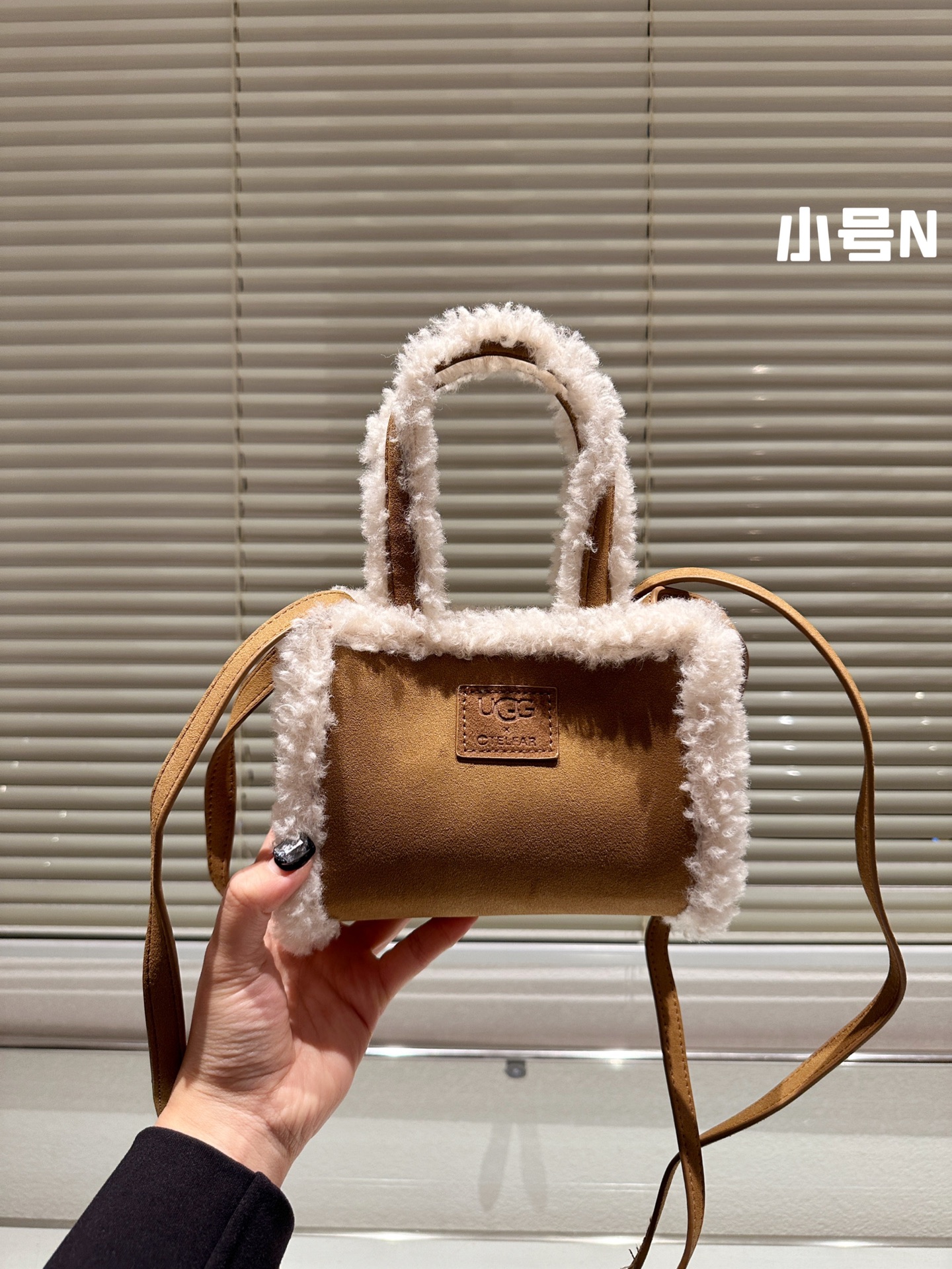 “High-Quality 1:1 Replica Lamb Wool Bag with Two-Skin Cattle – 18cm Dimension” - 图片 1