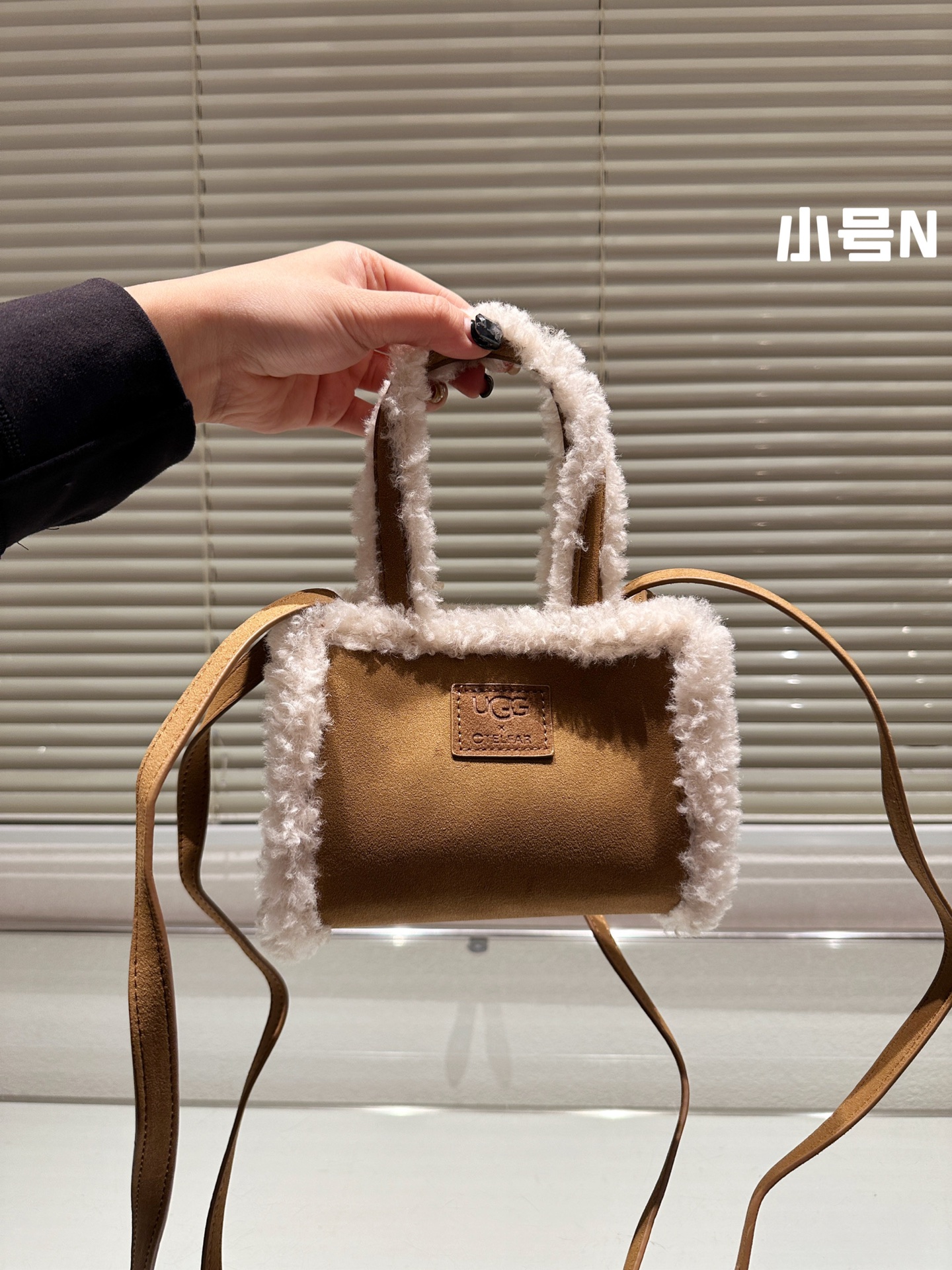 “High-Quality 1:1 Replica Lamb Wool Bag with Two-Skin Cattle – 18cm Dimension” - 图片 6