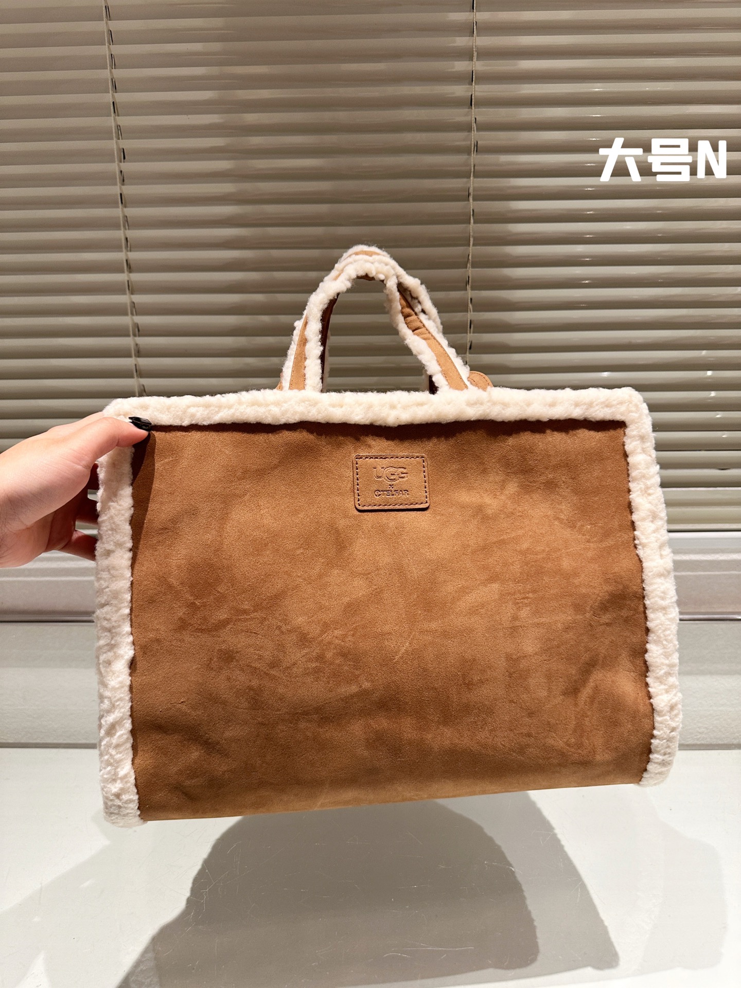 High-Quality 1:1 Real Leather Lamb Wool Bag, 39cm – New Release This Year - 图片 4
