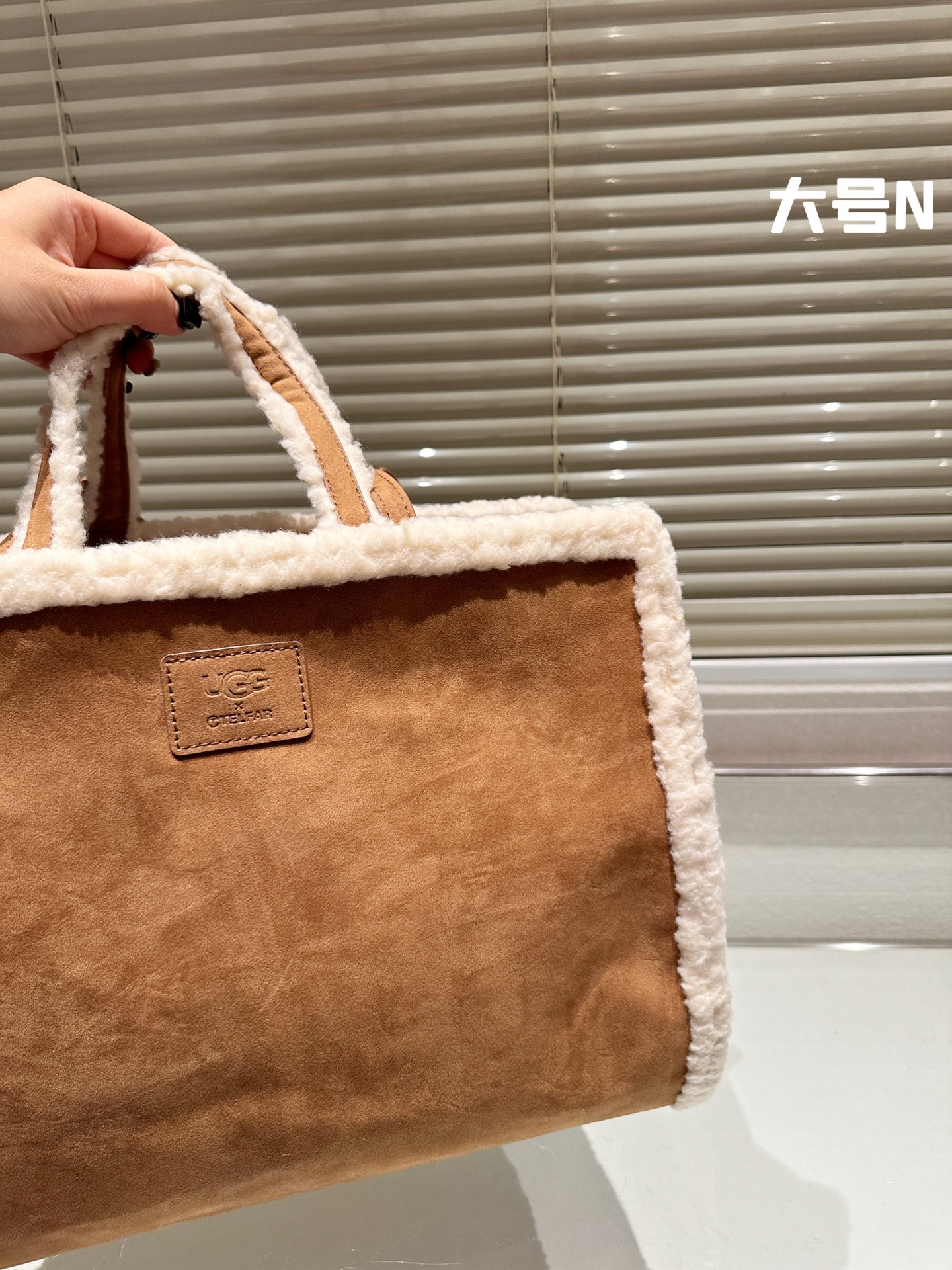 High-Quality 1:1 Real Leather Lamb Wool Bag, 39cm – New Release This Year - 图片 3
