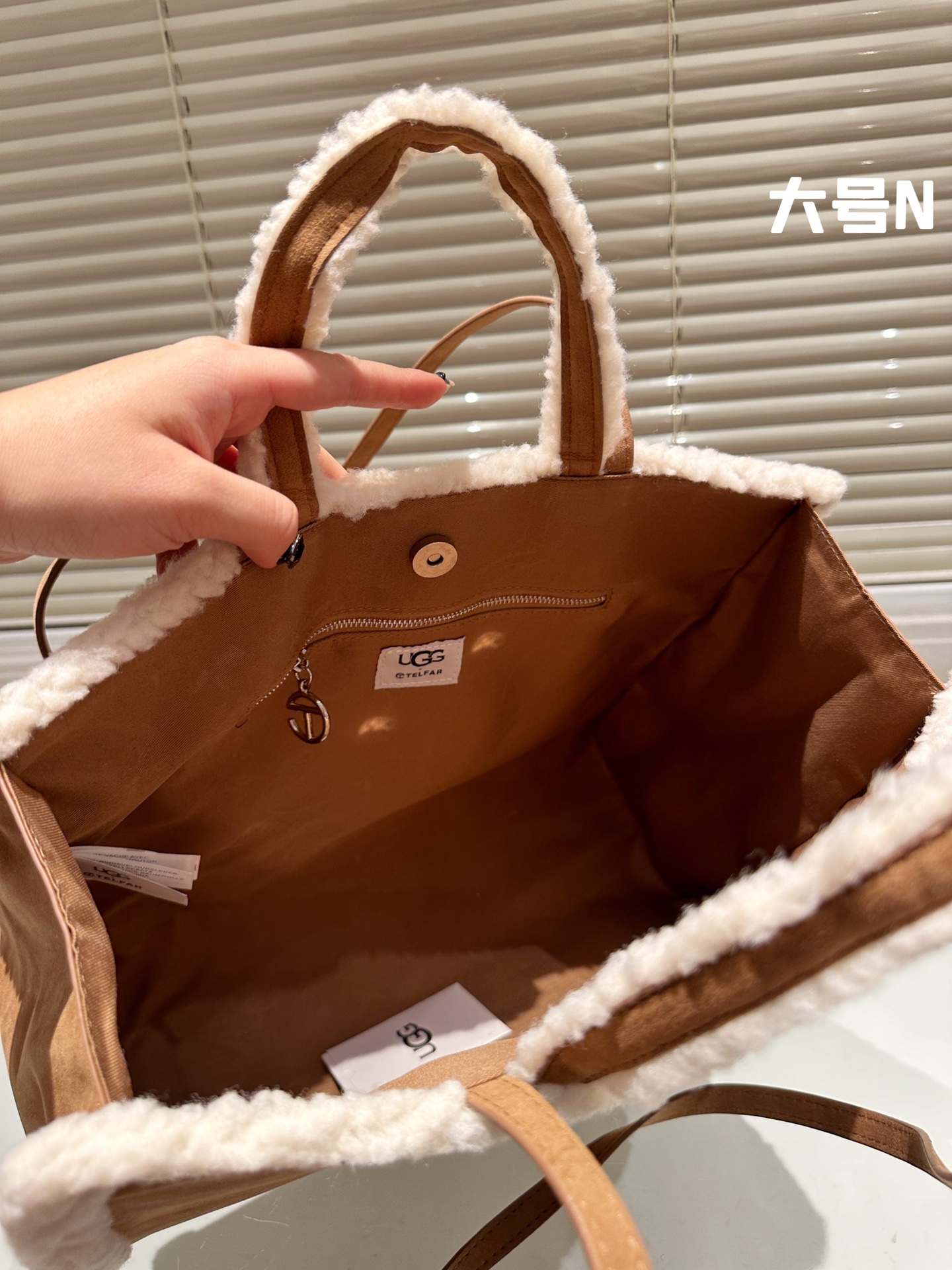 High-Quality 1:1 Real Leather Lamb Wool Bag, 39cm – New Release This Year - 图片 9