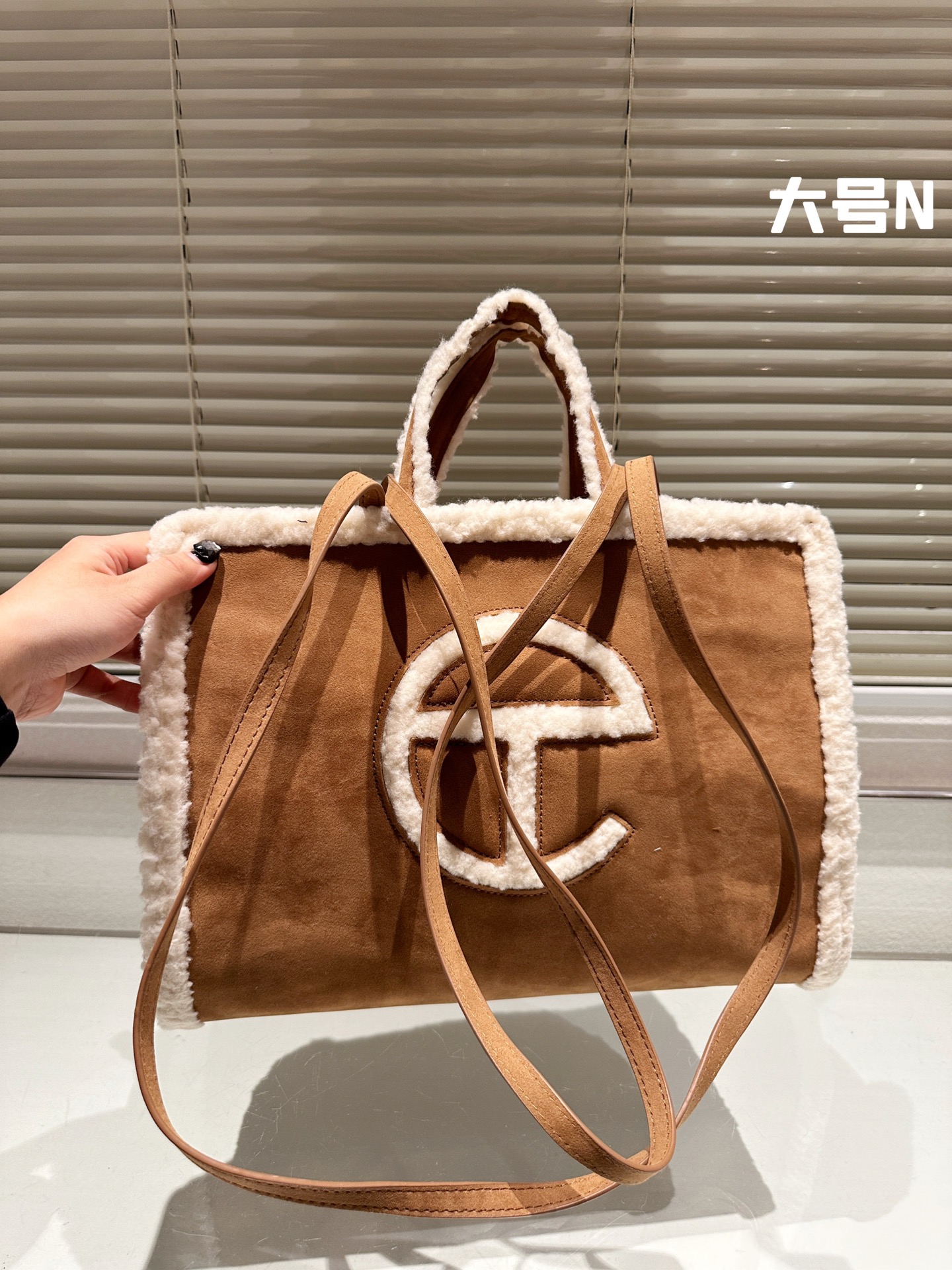 High-Quality 1:1 Real Leather Lamb Wool Bag, 39cm – New Release This Year - 图片 6