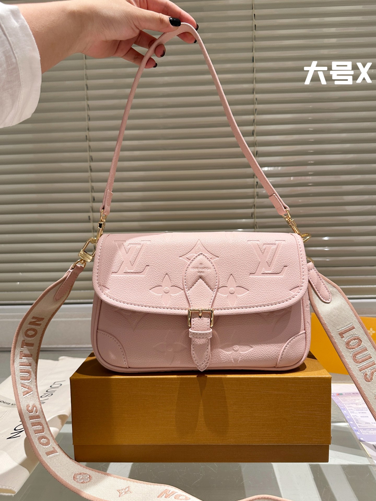 Louis Vuitton LV Diane Bien
 Sacs À Bandoulière & À Épaule Tout en acier Cuir de vache Baguette longue