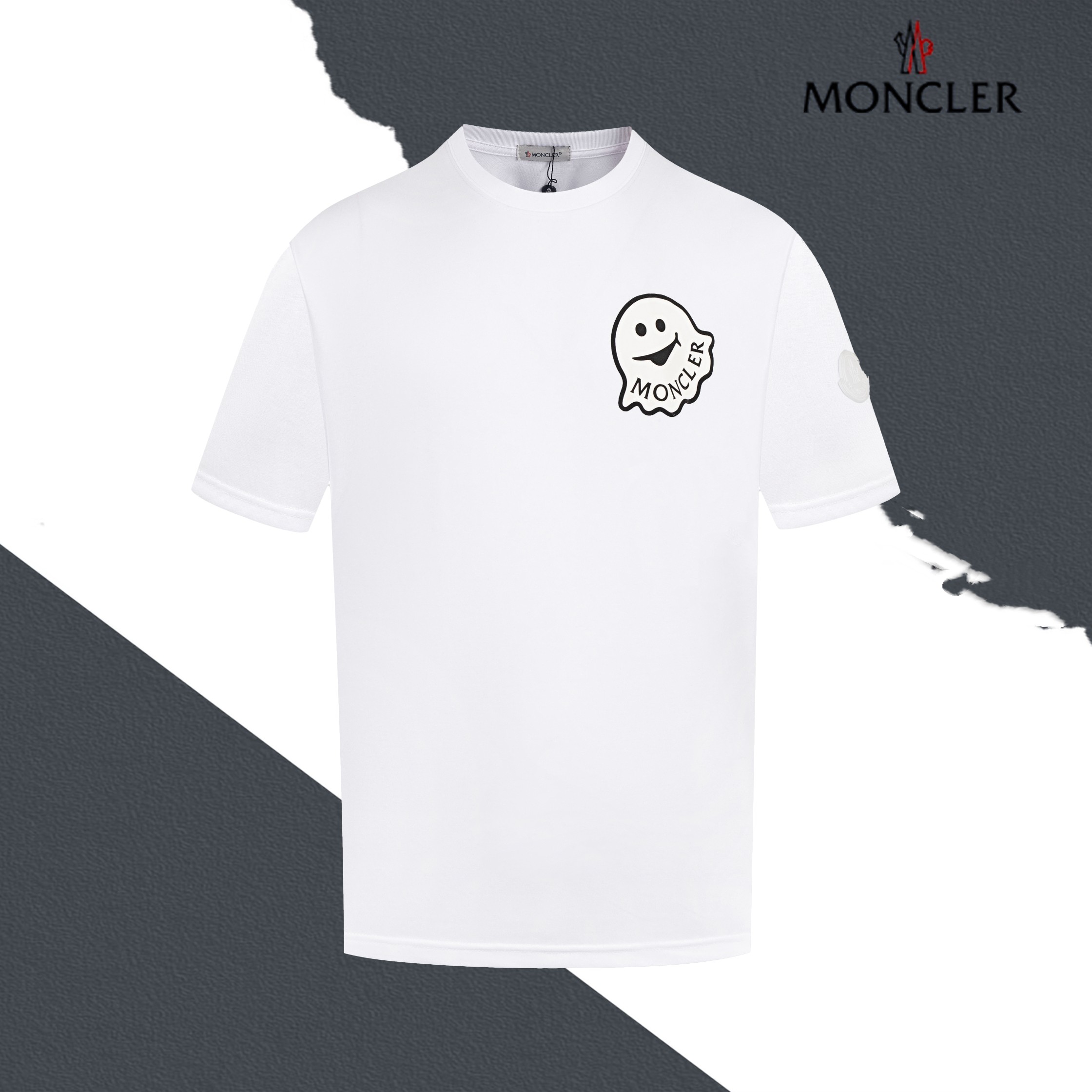 Modelo S013 Camiseta de cuello redondo MONIKER con estampado de dibujos animados y etiqueta bordada en la manga, etique…