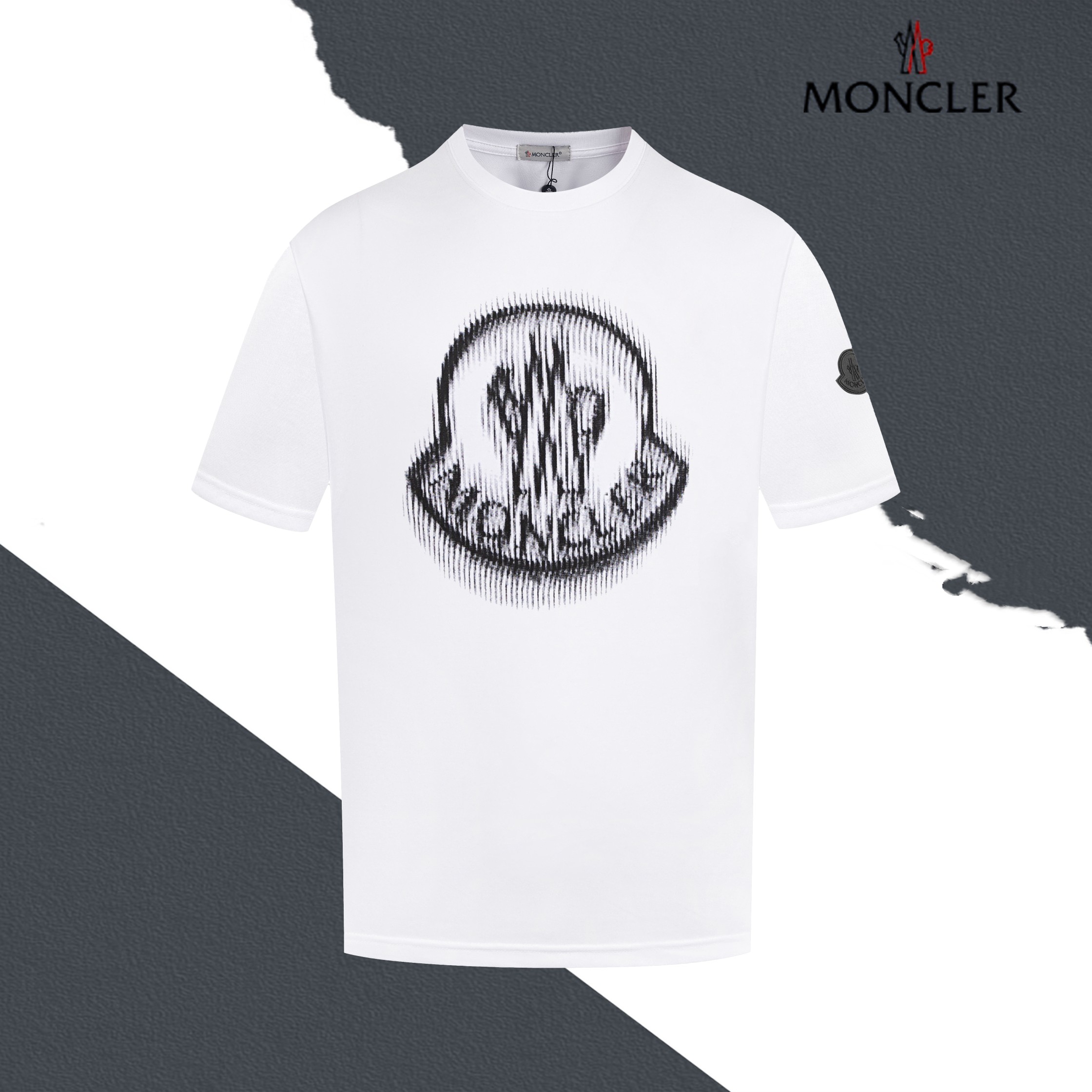 Modelo S016 Camiseta de cuello redondo MONIKER con logo grande pixelado y etiqueta bordada en la manga, etiqueta de log…