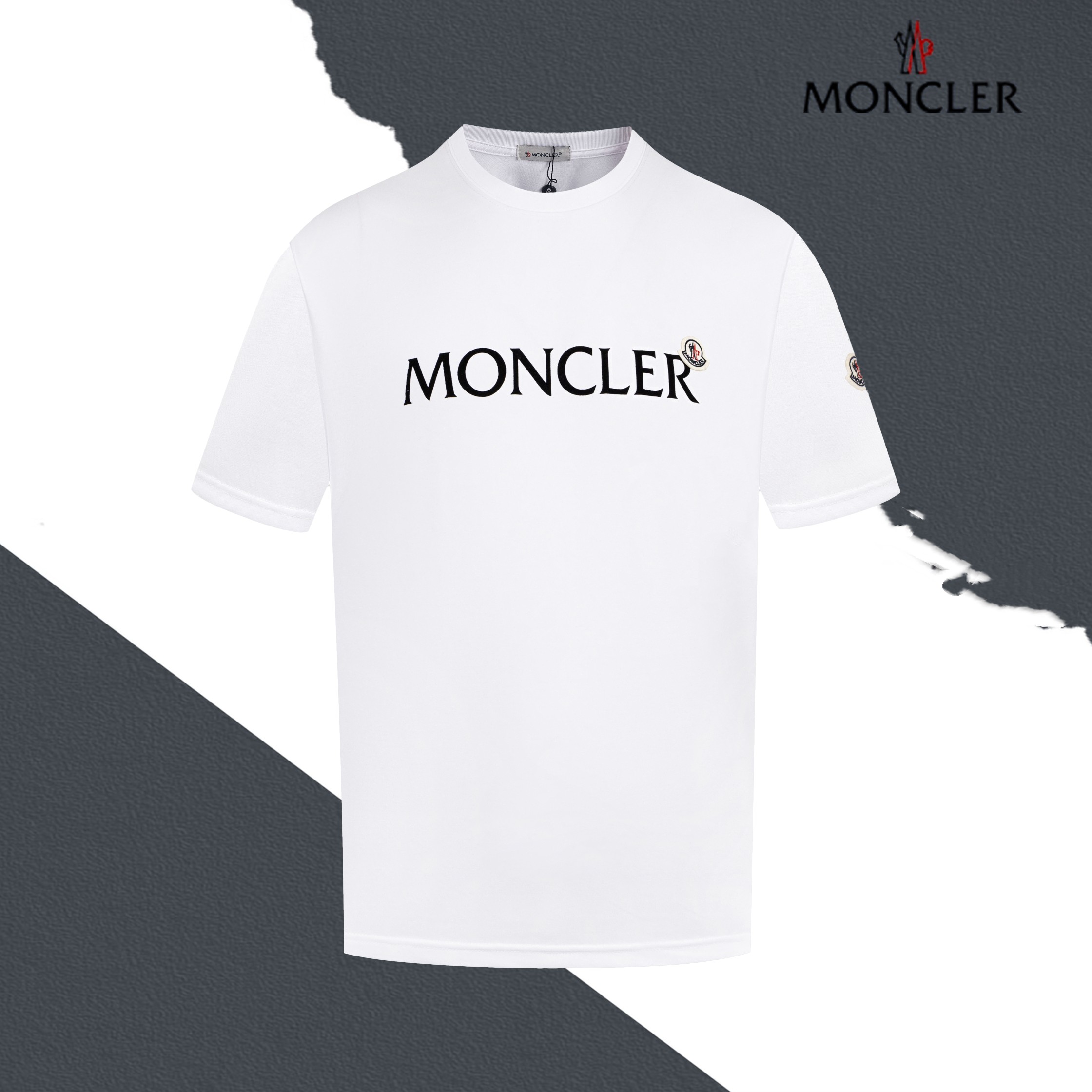 Modelo S017 Camiseta de cuello redondo MONIKER con letras estampadas en flocado y etiqueta bordada en la manga, etiquet…