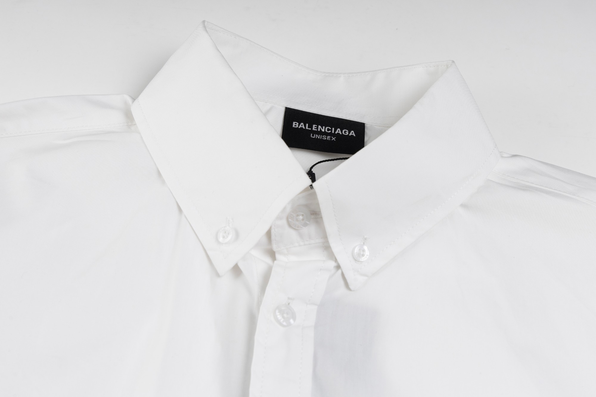 Camisa Balenciaga Blanca con Bordado de Logotipo y Parches - SL248 5 a1755368227398 7610