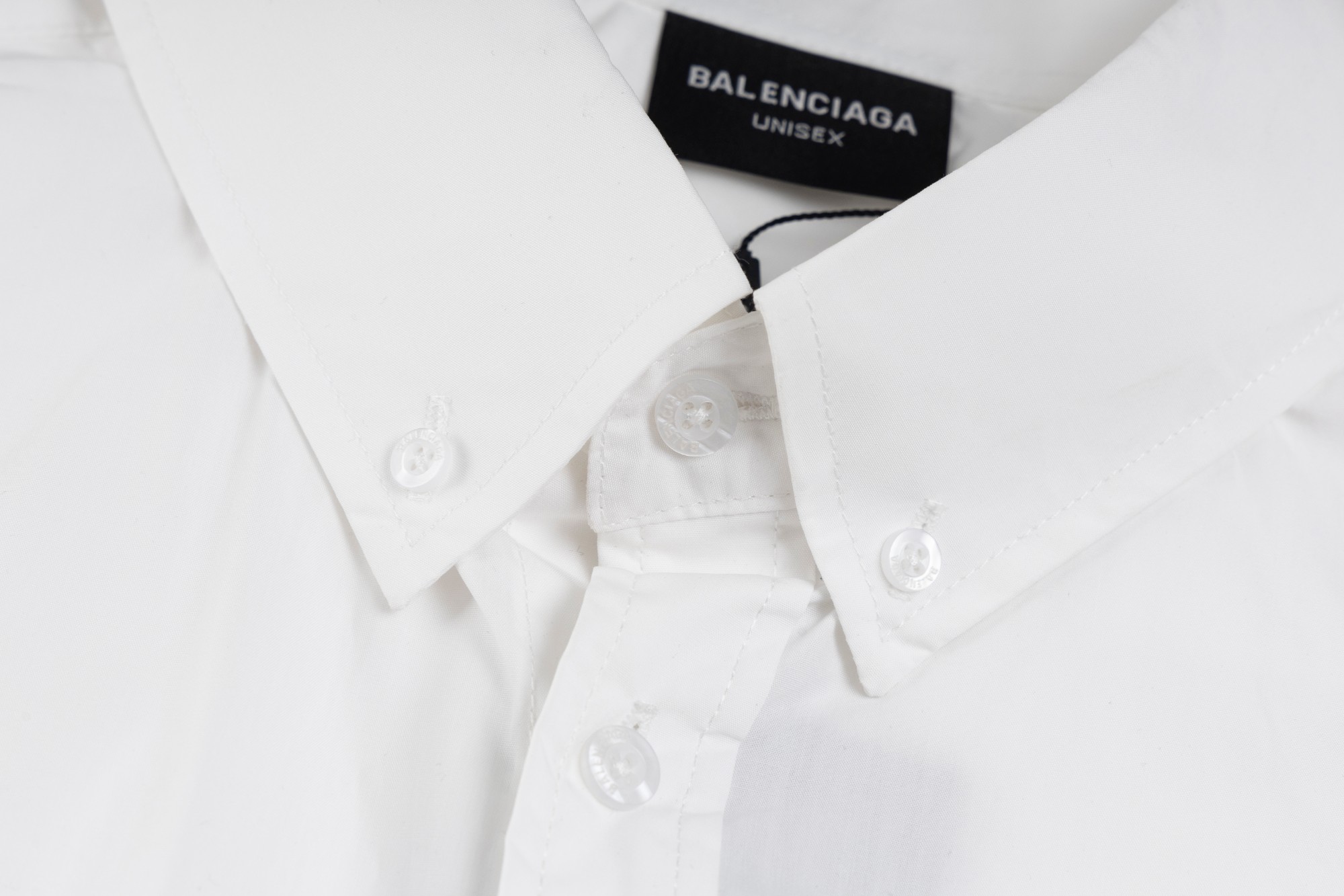 Camisa Balenciaga Blanca con Bordado de Logotipo y Parches - SL248 6 a1755368227498 3412