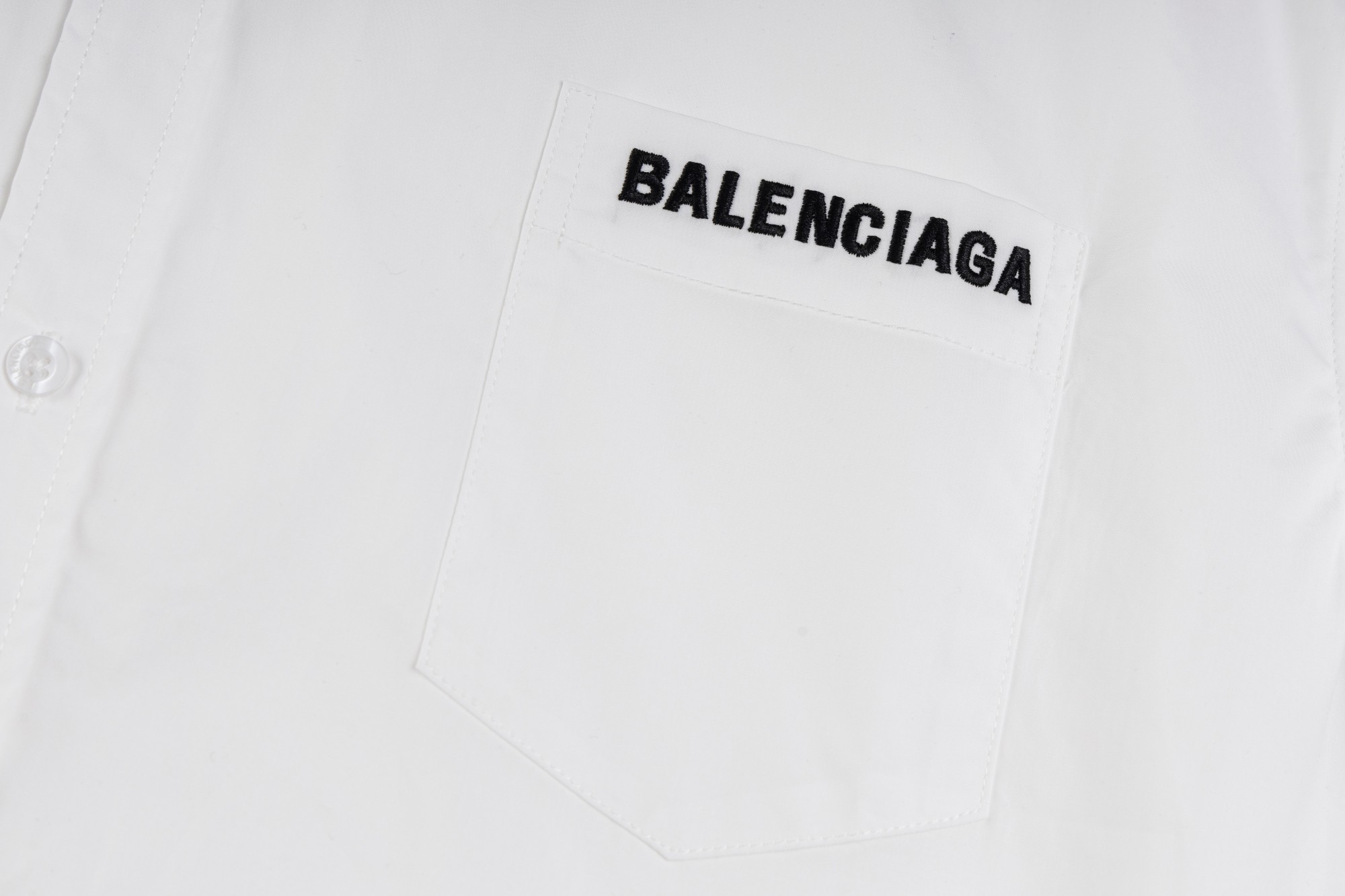 Camisa Balenciaga Blanca con Bordado de Logotipo y Parches - SL248 8 a1755368228974 1077