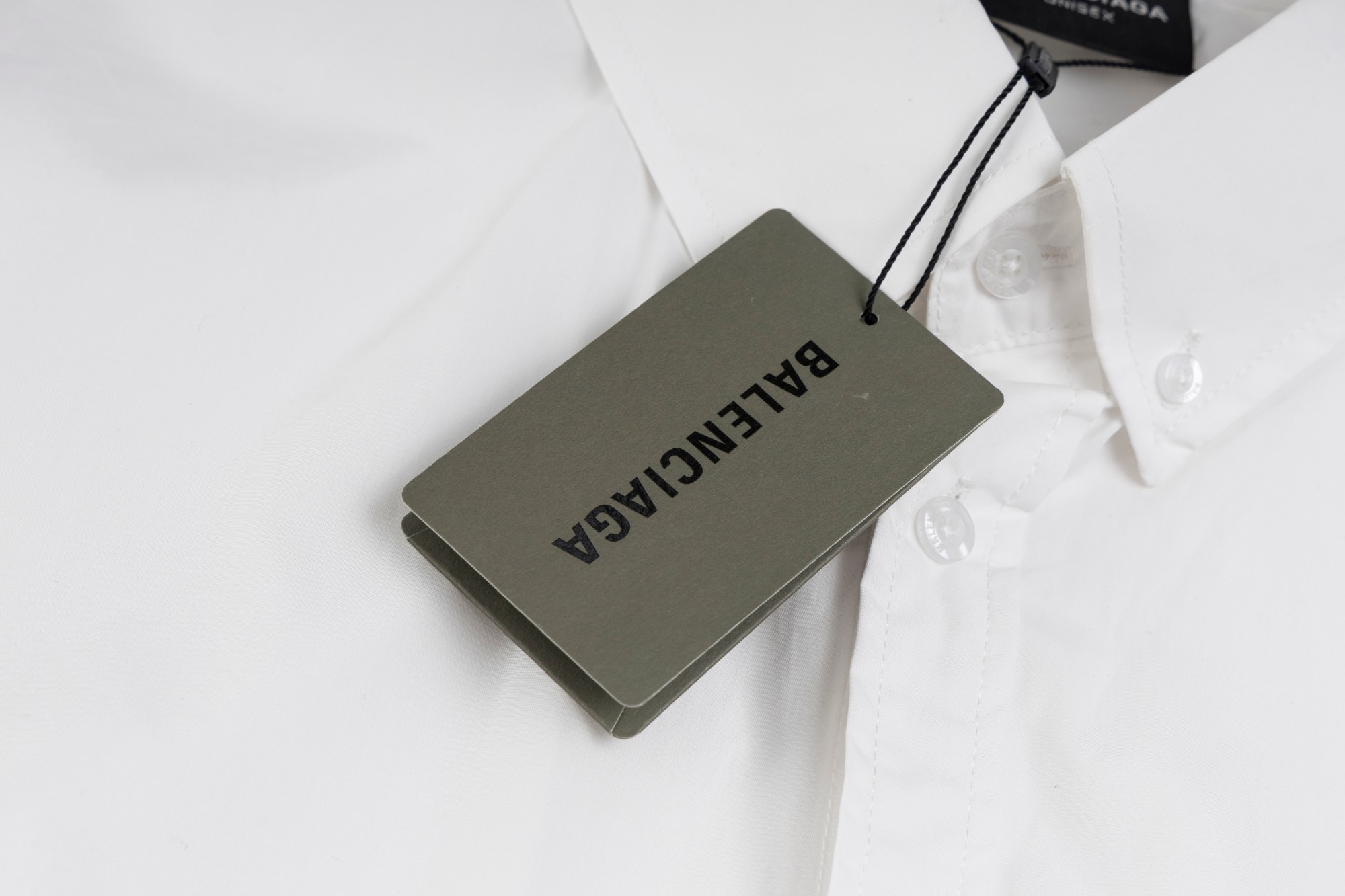 Camisa Balenciaga Blanca con Bordado de Logotipo y Parches - SL248 7 a1755368229058 4232