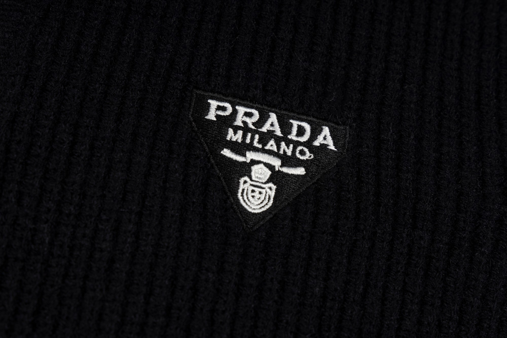 💰150
款号SL304
PAADA 普拉达胸口三角小标扣子外套
专柜同步 全套包装 三标齐全 区别市场通货 随意对比
情侣款 不掉色 不起球 面料舒服透气
采用定制定染高克重原版毛线 高质纯棉14s细针织片 德国进口提花机织片而成 环保固色定染 面料要求纱支精细 对原料棉要求极高
oversize宽松版型 最大可穿200合身 以下宽松
原版配套辅料1:1 主唛工艺 非常的高端
尺码S-XL