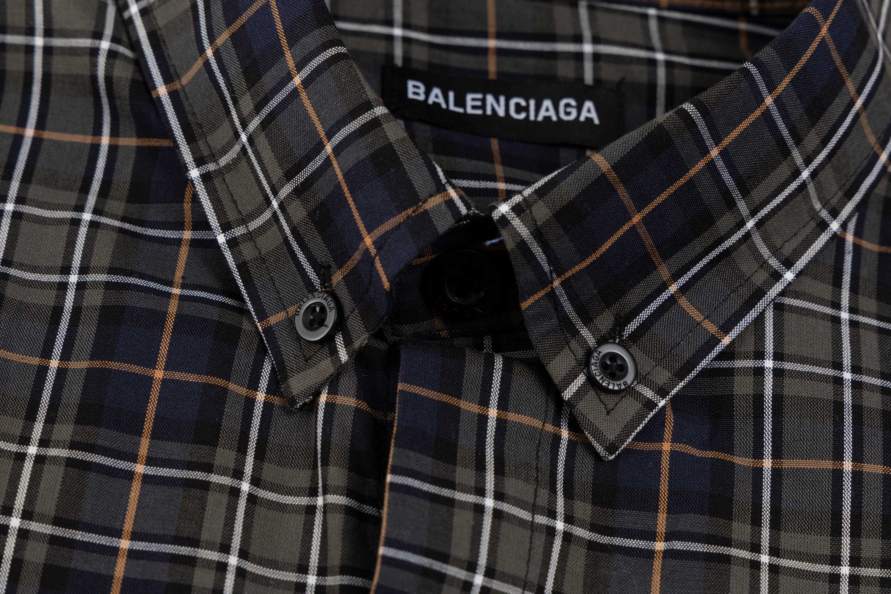 💰120
款号SL309
Balenciaga巴黎经典格子字母刺绣衬衫
男女同款 官网细节一致 全套包装 三标齐全 防潮纸 区别市场通货 随意对比 
面料采用定制定染做工复杂 经典无敌百搭 商务休闲都可驾驭  领口纽扣 区别通货 所有面料辅料都是原版对标
精准高品质的提花工艺让面料合为一体 上身柔软舒适，极其细腻 手感扎实润滑且柔软 拥有既织物不褶皱的的特性,手感无敌。细节处理完美
尺码：S-XL