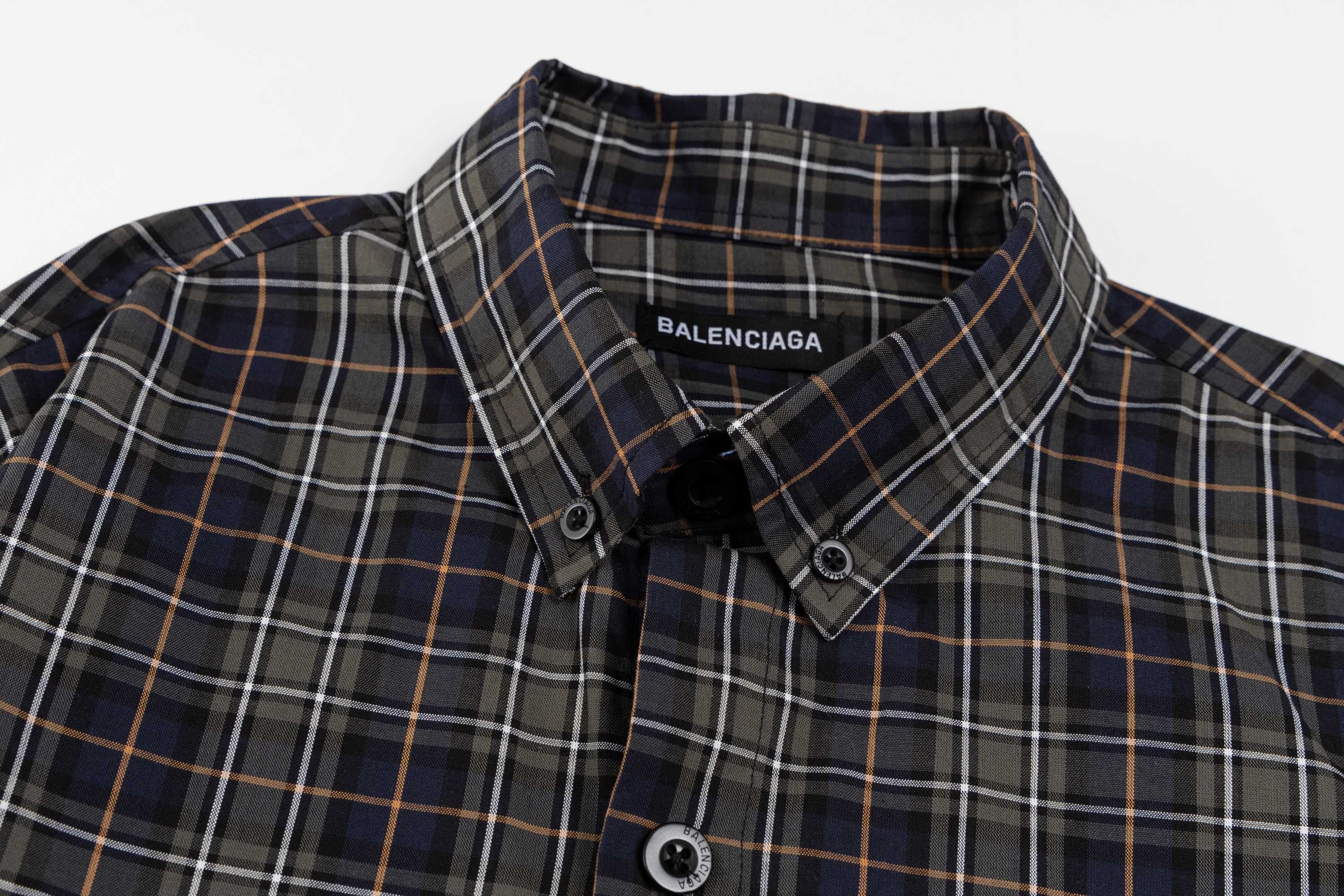 💰120
款号SL309
Balenciaga巴黎经典格子字母刺绣衬衫
男女同款 官网细节一致 全套包装 三标齐全 防潮纸 区别市场通货 随意对比 
面料采用定制定染做工复杂 经典无敌百搭 商务休闲都可驾驭  领口纽扣 区别通货 所有面料辅料都是原版对标
精准高品质的提花工艺让面料合为一体 上身柔软舒适，极其细腻 手感扎实润滑且柔软 拥有既织物不褶皱的的特性,手感无敌。细节处理完美
尺码：S-XL