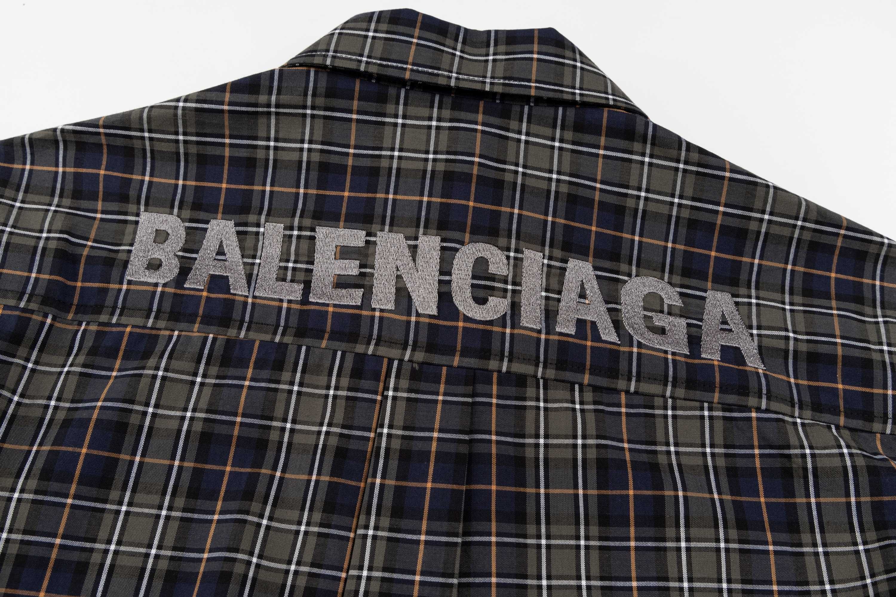💰120
款号SL309
Balenciaga巴黎经典格子字母刺绣衬衫
男女同款 官网细节一致 全套包装 三标齐全 防潮纸 区别市场通货 随意对比 
面料采用定制定染做工复杂 经典无敌百搭 商务休闲都可驾驭  领口纽扣 区别通货 所有面料辅料都是原版对标
精准高品质的提花工艺让面料合为一体 上身柔软舒适，极其细腻 手感扎实润滑且柔软 拥有既织物不褶皱的的特性,手感无敌。细节处理完美
尺码：S-XL