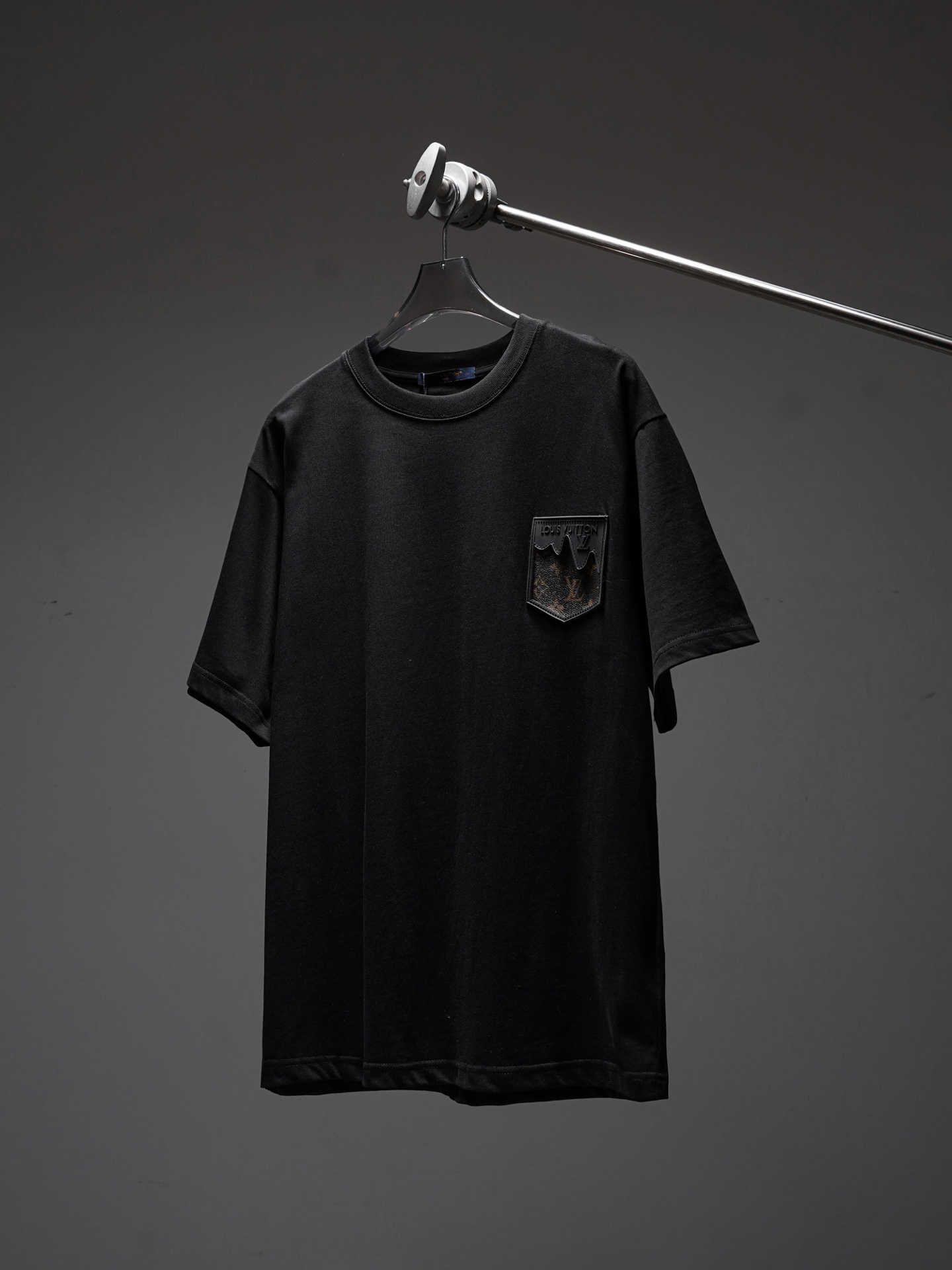 P75 modelo SL417 LV Louis Vuitton camiseta de cuello redondo con bordado de etiqueta de bolsillo de cuero, estampado po…