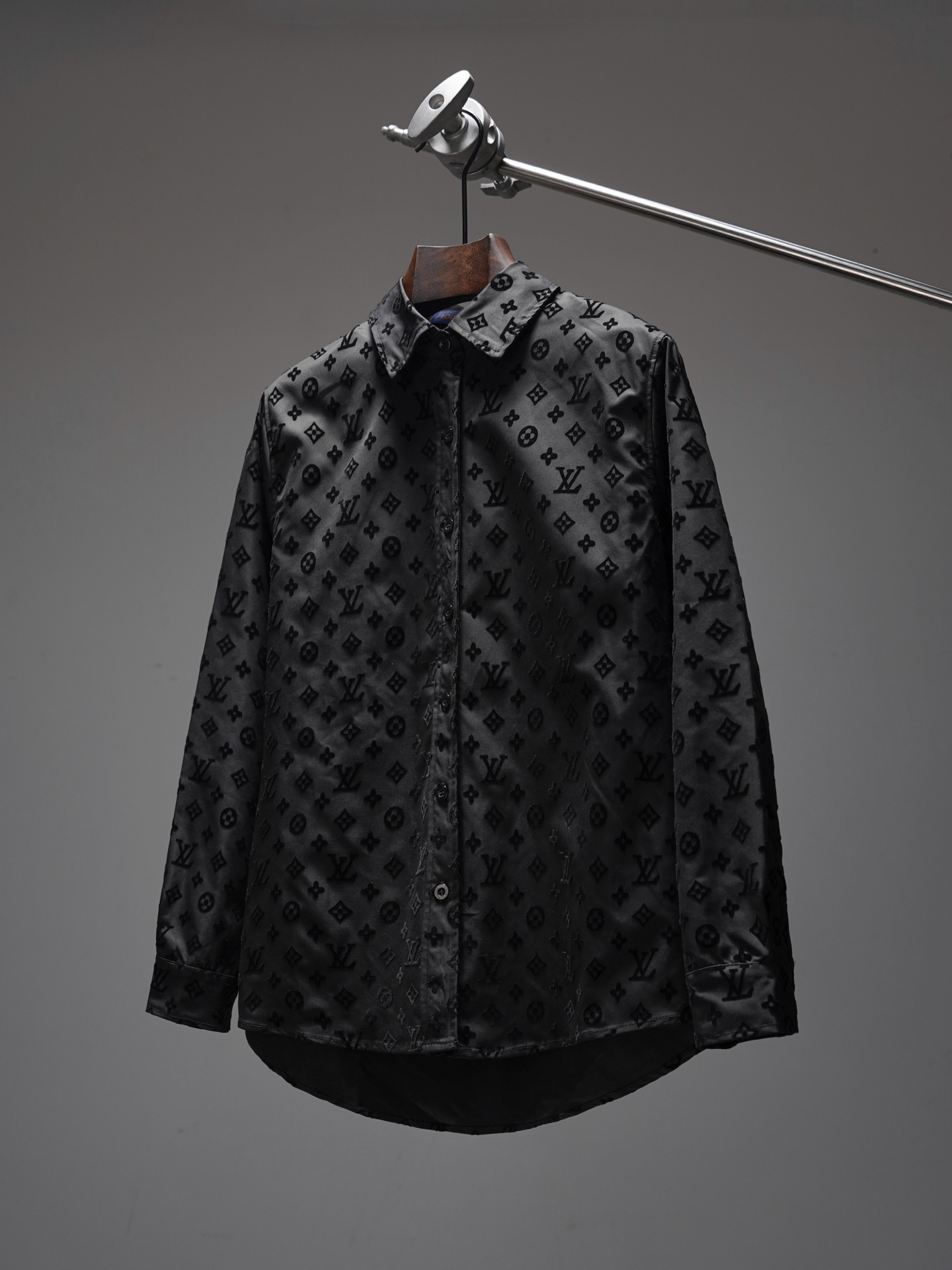 P110 Modelo SL502 LV Louis Vuitton chaqueta de camisa con logo jacquard de estampado completo y logo de felpa. La tela …
