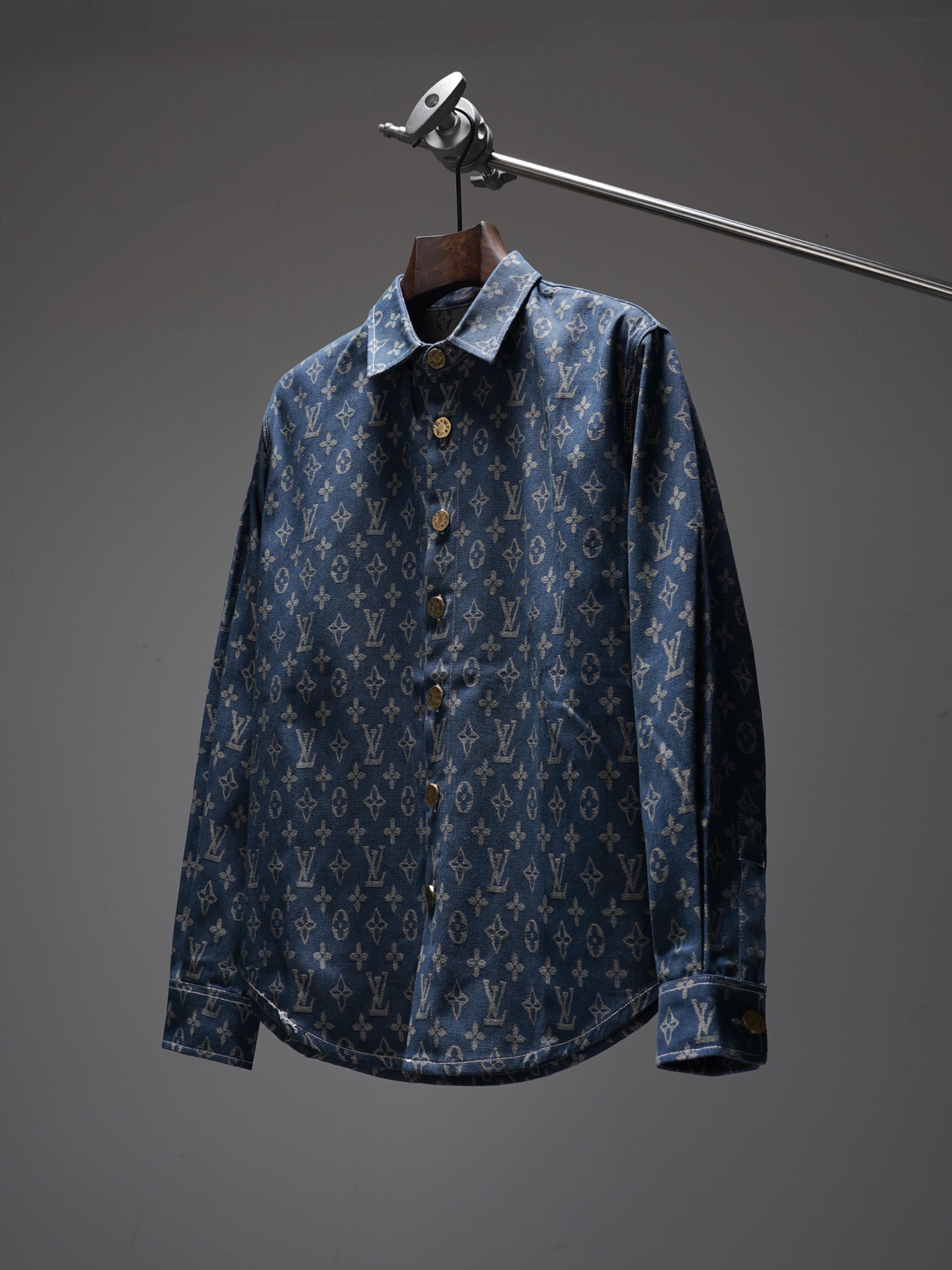 P125 Número de modelo SL508 LV Louis Vuitton chaqueta vaquera de lavado a la piedra con letras estampadas en toda la su…