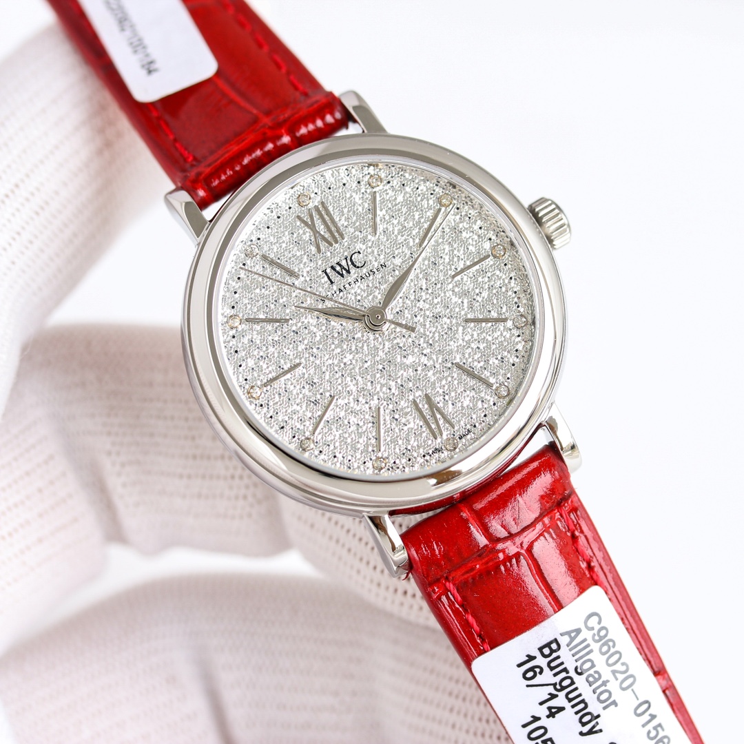 NO:393970,Real diamond version, get value as soon as you place an order. 904 counter network brings a pair. It is coming. The most powerful product since entering the industry!  Channel export orders!  intact!  If you lack a dealer seal, it is genuine!  One of the most popular watches for Oscar female celebrities is the famous IWC Botaofei, with a size of 34mm!  Automatic mechanical watches are finally released. Since 1984, the Bertofino series of watches has always been committed to integrating the leisurely and casual style of the Mediterranean lifestyle into the timeless and elegant temperament. This Bertofino series of watches 34 is more soft and elegant due to its diameter reduced to 34 mm. It is very suitable for slender wrists and has a high sense of wear. The watch is equipped with a classic stainless steel case, 12 vss natural South African real diamonds, and is equipped with an appraisal certificate!  The number of hours of stone is indicated, and the electroplated K gold hand and inlay complement each other. This women's watch is equipped with a hand-painted calfskin strap made by Italian shoemaker Santoni. With the help of an easy-to-use strap replacement system and more than a dozen fashionable strap options, this watch can be worn with different clothing or can be worn on any occasion, one watch, one code, bottom cover, tag, card protection, three codes in one, and the full set of original packaging is specially reminded that the return and exchange needs to be returned in a full set of packaging, and none of them are missing. The attachment is equipped with diamond appraisal certificate, one code, bottom cover, tag, card protection, and three codes in one., iwc, cowhide19860909真钻版 下单即送价值 904专柜网带一副  重磅来袭 入行以来最牛硬货！渠道出口订单！原封！缺个经销商印章就是正品！最受奥斯卡女明星欢迎腕表之一,大名鼎鼎IWC万国柏涛菲,尺寸34mm！自动机械腕表终于面世 自1984年以来 柏涛菲诺系列腕表始终致力于将地中海生活方式的悠闲随性风格中融入隽永优雅的华丽气质.这款柏涛菲诺系列自动腕表34因直径缩减至34毫米,而更显柔美优雅,非常适合纤细手腕,拥有超高佩戴舒适感.该表款配备经典精钢表壳,12颗vss天然南非真钻,配鉴定证书！石指示小时数,釆用电镀K金指针和镶饰相得益彰.采用自动机械机芯这款女士腕表搭配由意大利制鞋商Santoni制作的手绘小牛皮表带.借助易用表带更换系统和十几种时尚表带选择,这款腕表可以搭配不同服饰穿搭,也可以在任何场合佩戴,一表一码,底盖、吊牌、保卡、三码合一,全套原包装出.特别提醒退换需全套包装退回,缺一不可. 附件配钻石鉴定证书,一表一码,底盖、吊牌、保卡、三码合一.,,iwc,cowhide,Watch