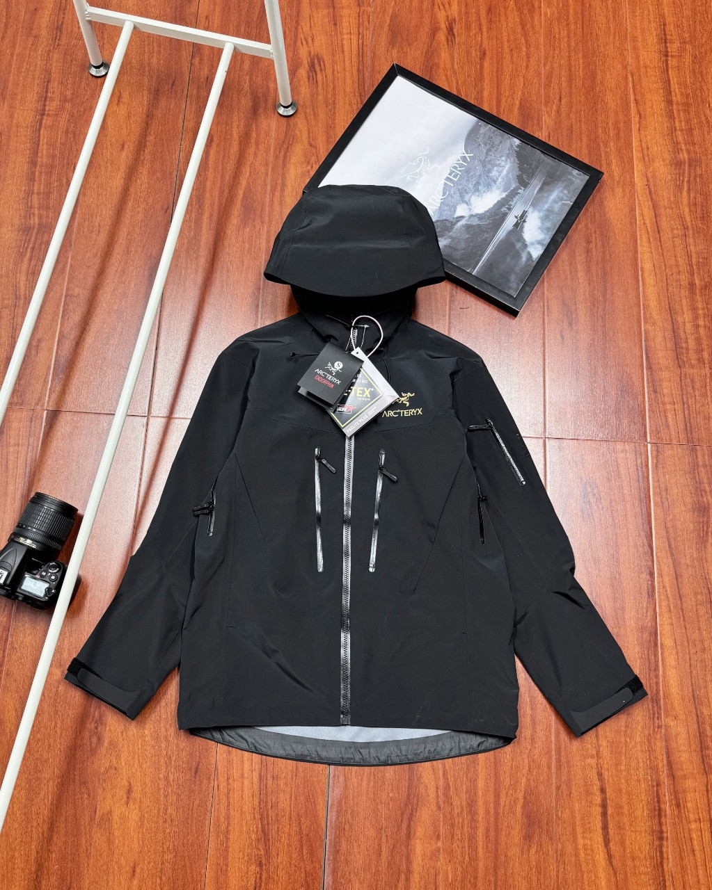 💰290顶级版本
Arcteryx始祖鸟Alpha SV 六代登山透气防风防水硬壳冲锋衣
6代全新硬壳冲锋衣夹克,gtx 户外防水硬壳向导级冲锋衣,机能夹克,全新演绎鸟的王者姿态。
户外天花板级别的sv系列~除了贵,你挑不出任何毛病。
8k出头的价格也抵挡不住大家的喜爱,爆火的颜色柜里也是一件难求~
防风防雨又耐磨,适合户外的各种运动。
作为2024年的主打款,今日五色重点推荐。
品名,鸟sv冲锋衣。
硬壳全压胶冲锋衣夹克,平台可是吹爆了这款单层压胶冲锋衣。
Sv顶级系列,硬壳冲锋衣 面料柔软 舒适性强 腋下🈶️透气拉链。
秋秋季户外活动 抗风防雨 功能性强大。
即使你要去户外登山 徒步 旅游,这款可以做到全天候的身体防护。
gore tex防水功能性面料,即使多次洗涤外层渗腋下透气拉链可以做到保温和散湿的功能。
全压胶,内里见不到一条明线!刺绣的logo字母,工整完美。
而袖口的魔术贴楼可以做到随意调节。
⚠️⚠️前短后长的设计,可以完美达到包臀的效果。
帽子上搭配了弹力拉绳,机车运动时可以做到贴合面部,完全闭风。
颜色:米白 荧光绿 幽雾绿 虎鲸 黑金
尺码:S-2XL 【模特身高175体重150斤穿L】
尺码表
S :胸围116 袖长66 衣长64 肩宽51
M :胸围120 袖长67 衣长66 肩宽52
L:胸围124袖长68衣长68 肩宽53
XL:胸围128 袖长69衣长70 肩宽54
XXL:胸围132 袖长70 衣长72 肩宽55