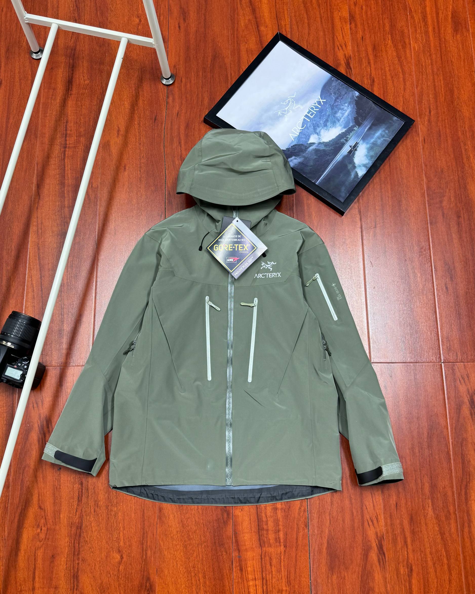 💰290顶级版本
Arcteryx始祖鸟Alpha SV 六代登山透气防风防水硬壳冲锋衣
6代全新硬壳冲锋衣夹克,gtx 户外防水硬壳向导级冲锋衣,机能夹克,全新演绎鸟的王者姿态。
户外天花板级别的sv系列~除了贵,你挑不出任何毛病。
8k出头的价格也抵挡不住大家的喜爱,爆火的颜色柜里也是一件难求~
防风防雨又耐磨,适合户外的各种运动。
作为2024年的主打款,今日五色重点推荐。
品名,鸟sv冲锋衣。
硬壳全压胶冲锋衣夹克,平台可是吹爆了这款单层压胶冲锋衣。
Sv顶级系列,硬壳冲锋衣 面料柔软 舒适性强 腋下🈶️透气拉链。
秋秋季户外活动 抗风防雨 功能性强大。
即使你要去户外登山 徒步 旅游,这款可以做到全天候的身体防护。
gore tex防水功能性面料,即使多次洗涤外层渗腋下透气拉链可以做到保温和散湿的功能。
全压胶,内里见不到一条明线!刺绣的logo字母,工整完美。
而袖口的魔术贴楼可以做到随意调节。
⚠️⚠️前短后长的设计,可以完美达到包臀的效果。
帽子上搭配了弹力拉绳,机车运动时可以做到贴合面部,完全闭风。
颜色:米白 荧光绿 幽雾绿 虎鲸 黑金
尺码:S-2XL 【模特身高175体重150斤穿L】
尺码表
S :胸围116 袖长66 衣长64 肩宽51
M :胸围120 袖长67 衣长66 肩宽52
L:胸围124袖长68衣长68 肩宽53
XL:胸围128 袖长69衣长70 肩宽54
XXL:胸围132 袖长70 衣长72 肩宽55