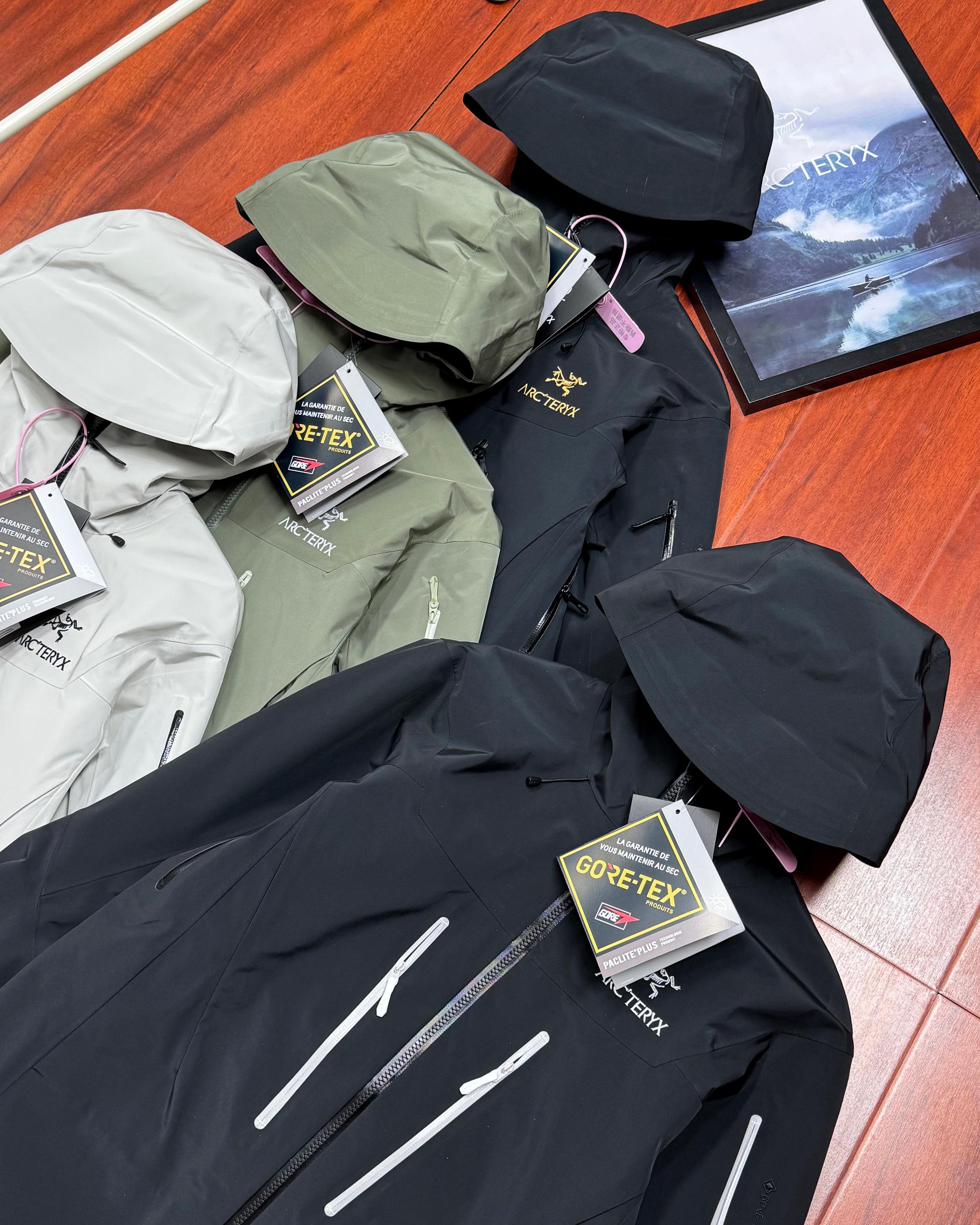 💰290顶级版本
Arcteryx始祖鸟Alpha SV 六代登山透气防风防水硬壳冲锋衣
6代全新硬壳冲锋衣夹克,gtx 户外防水硬壳向导级冲锋衣,机能夹克,全新演绎鸟的王者姿态。
户外天花板级别的sv系列~除了贵,你挑不出任何毛病。
8k出头的价格也抵挡不住大家的喜爱,爆火的颜色柜里也是一件难求~
防风防雨又耐磨,适合户外的各种运动。
作为2024年的主打款,今日五色重点推荐。
品名,鸟sv冲锋衣。
硬壳全压胶冲锋衣夹克,平台可是吹爆了这款单层压胶冲锋衣。
Sv顶级系列,硬壳冲锋衣 面料柔软 舒适性强 腋下🈶️透气拉链。
秋秋季户外活动 抗风防雨 功能性强大。
即使你要去户外登山 徒步 旅游,这款可以做到全天候的身体防护。
gore tex防水功能性面料,即使多次洗涤外层渗腋下透气拉链可以做到保温和散湿的功能。
全压胶,内里见不到一条明线!刺绣的logo字母,工整完美。
而袖口的魔术贴楼可以做到随意调节。
⚠️⚠️前短后长的设计,可以完美达到包臀的效果。
帽子上搭配了弹力拉绳,机车运动时可以做到贴合面部,完全闭风。
颜色:米白 荧光绿 幽雾绿 虎鲸 黑金
尺码:S-2XL 【模特身高175体重150斤穿L】
尺码表
S :胸围116 袖长66 衣长64 肩宽51
M :胸围120 袖长67 衣长66 肩宽52
L:胸围124袖长68衣长68 肩宽53
XL:胸围128 袖长69衣长70 肩宽54
XXL:胸围132 袖长70 衣长72 肩宽55