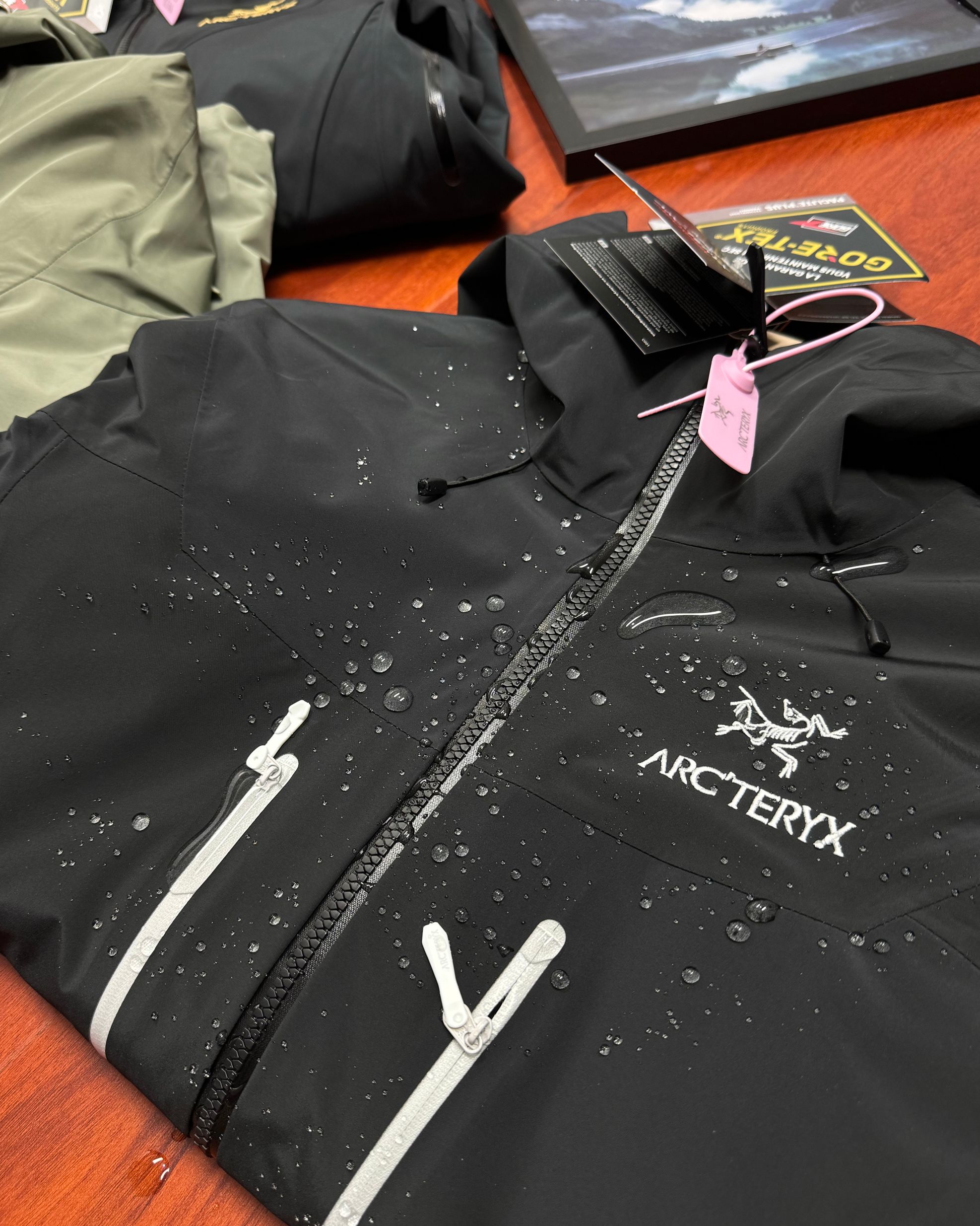 💰290顶级版本
Arcteryx始祖鸟Alpha SV 六代登山透气防风防水硬壳冲锋衣
6代全新硬壳冲锋衣夹克,gtx 户外防水硬壳向导级冲锋衣,机能夹克,全新演绎鸟的王者姿态。
户外天花板级别的sv系列~除了贵,你挑不出任何毛病。
8k出头的价格也抵挡不住大家的喜爱,爆火的颜色柜里也是一件难求~
防风防雨又耐磨,适合户外的各种运动。
作为2024年的主打款,今日五色重点推荐。
品名,鸟sv冲锋衣。
硬壳全压胶冲锋衣夹克,平台可是吹爆了这款单层压胶冲锋衣。
Sv顶级系列,硬壳冲锋衣 面料柔软 舒适性强 腋下🈶️透气拉链。
秋秋季户外活动 抗风防雨 功能性强大。
即使你要去户外登山 徒步 旅游,这款可以做到全天候的身体防护。
gore tex防水功能性面料,即使多次洗涤外层渗腋下透气拉链可以做到保温和散湿的功能。
全压胶,内里见不到一条明线!刺绣的logo字母,工整完美。
而袖口的魔术贴楼可以做到随意调节。
⚠️⚠️前短后长的设计,可以完美达到包臀的效果。
帽子上搭配了弹力拉绳,机车运动时可以做到贴合面部,完全闭风。
颜色:米白 荧光绿 幽雾绿 虎鲸 黑金
尺码:S-2XL 【模特身高175体重150斤穿L】
尺码表
S :胸围116 袖长66 衣长64 肩宽51
M :胸围120 袖长67 衣长66 肩宽52
L:胸围124袖长68衣长68 肩宽53
XL:胸围128 袖长69衣长70 肩宽54
XXL:胸围132 袖长70 衣长72 肩宽55