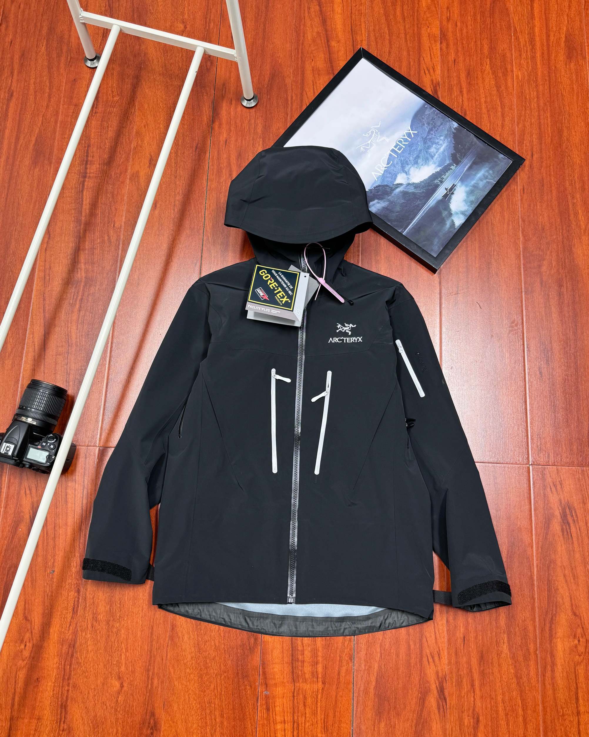 💰290顶级版本
Arcteryx始祖鸟Alpha SV 六代登山透气防风防水硬壳冲锋衣
6代全新硬壳冲锋衣夹克,gtx 户外防水硬壳向导级冲锋衣,机能夹克,全新演绎鸟的王者姿态。
户外天花板级别的sv系列~除了贵,你挑不出任何毛病。
8k出头的价格也抵挡不住大家的喜爱,爆火的颜色柜里也是一件难求~
防风防雨又耐磨,适合户外的各种运动。
作为2024年的主打款,今日五色重点推荐。
品名,鸟sv冲锋衣。
硬壳全压胶冲锋衣夹克,平台可是吹爆了这款单层压胶冲锋衣。
Sv顶级系列,硬壳冲锋衣 面料柔软 舒适性强 腋下🈶️透气拉链。
秋秋季户外活动 抗风防雨 功能性强大。
即使你要去户外登山 徒步 旅游,这款可以做到全天候的身体防护。
gore tex防水功能性面料,即使多次洗涤外层渗腋下透气拉链可以做到保温和散湿的功能。
全压胶,内里见不到一条明线!刺绣的logo字母,工整完美。
而袖口的魔术贴楼可以做到随意调节。
⚠️⚠️前短后长的设计,可以完美达到包臀的效果。
帽子上搭配了弹力拉绳,机车运动时可以做到贴合面部,完全闭风。
颜色:米白 荧光绿 幽雾绿 虎鲸 黑金
尺码:S-2XL 【模特身高175体重150斤穿L】
尺码表
S :胸围116 袖长66 衣长64 肩宽51
M :胸围120 袖长67 衣长66 肩宽52
L:胸围124袖长68衣长68 肩宽53
XL:胸围128 袖长69衣长70 肩宽54
XXL:胸围132 袖长70 衣长72 肩宽55