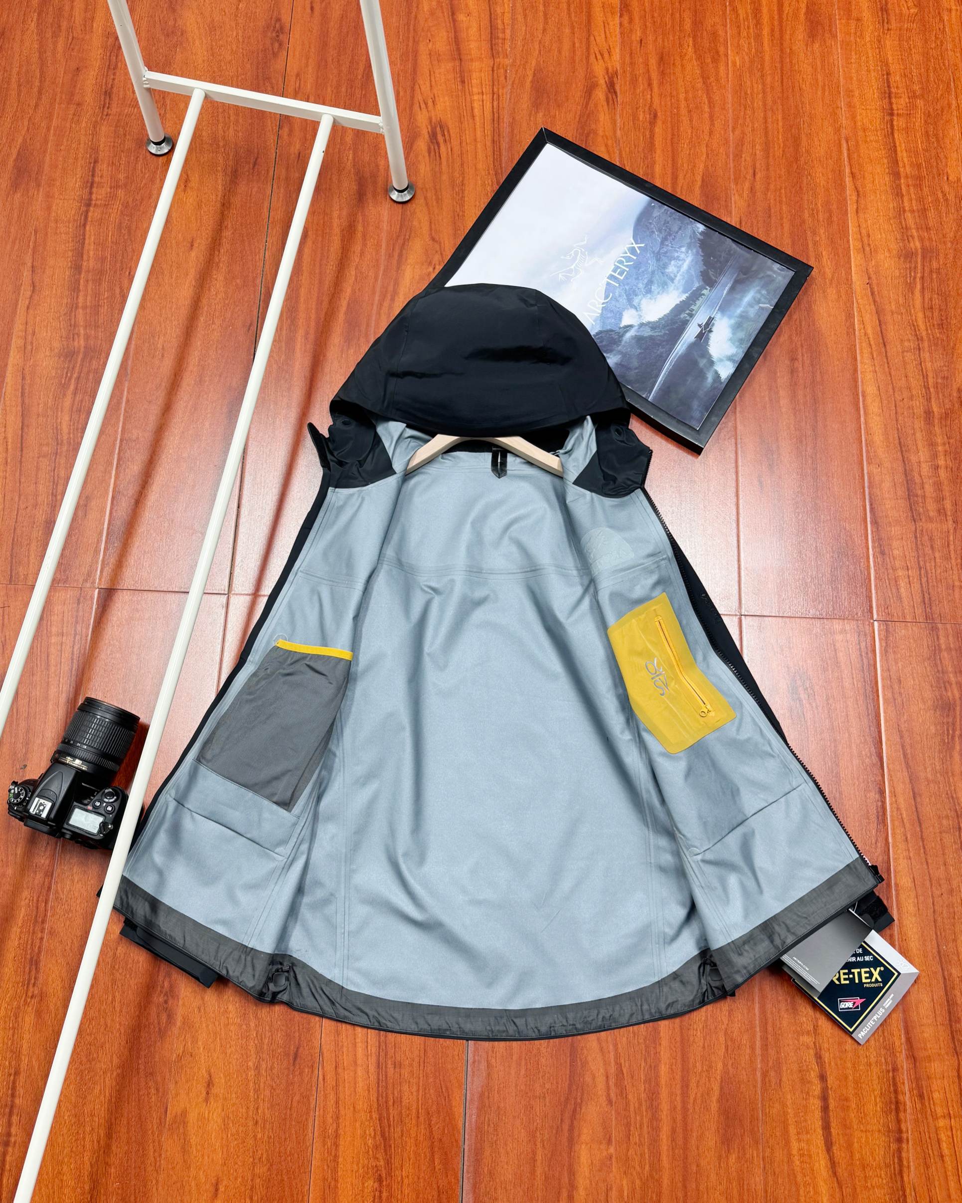 💰290顶级版本
Arcteryx始祖鸟Alpha SV 六代登山透气防风防水硬壳冲锋衣
6代全新硬壳冲锋衣夹克,gtx 户外防水硬壳向导级冲锋衣,机能夹克,全新演绎鸟的王者姿态。
户外天花板级别的sv系列~除了贵,你挑不出任何毛病。
8k出头的价格也抵挡不住大家的喜爱,爆火的颜色柜里也是一件难求~
防风防雨又耐磨,适合户外的各种运动。
作为2024年的主打款,今日五色重点推荐。
品名,鸟sv冲锋衣。
硬壳全压胶冲锋衣夹克,平台可是吹爆了这款单层压胶冲锋衣。
Sv顶级系列,硬壳冲锋衣 面料柔软 舒适性强 腋下🈶️透气拉链。
秋秋季户外活动 抗风防雨 功能性强大。
即使你要去户外登山 徒步 旅游,这款可以做到全天候的身体防护。
gore tex防水功能性面料,即使多次洗涤外层渗腋下透气拉链可以做到保温和散湿的功能。
全压胶,内里见不到一条明线!刺绣的logo字母,工整完美。
而袖口的魔术贴楼可以做到随意调节。
⚠️⚠️前短后长的设计,可以完美达到包臀的效果。
帽子上搭配了弹力拉绳,机车运动时可以做到贴合面部,完全闭风。
颜色:米白 荧光绿 幽雾绿 虎鲸 黑金
尺码:S-2XL 【模特身高175体重150斤穿L】
尺码表
S :胸围116 袖长66 衣长64 肩宽51
M :胸围120 袖长67 衣长66 肩宽52
L:胸围124袖长68衣长68 肩宽53
XL:胸围128 袖长69衣长70 肩宽54
XXL:胸围132 袖长70 衣长72 肩宽55