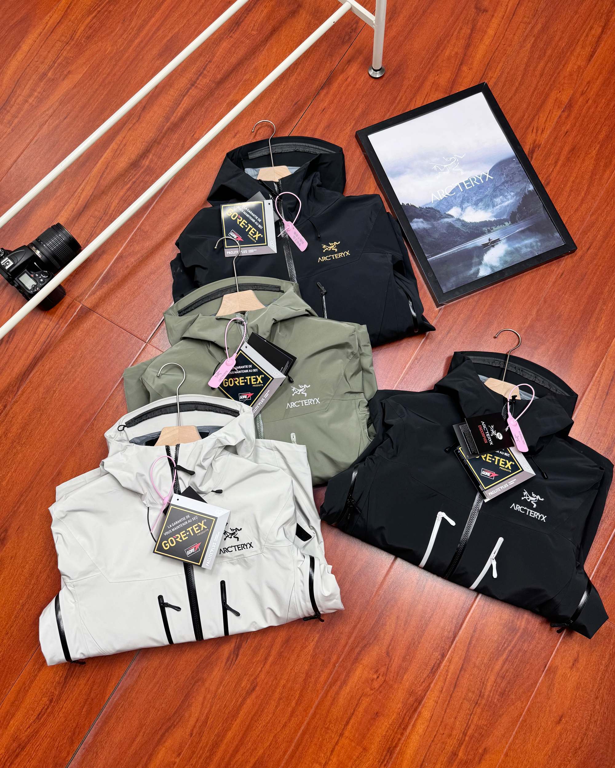 💰290顶级版本
Arcteryx始祖鸟Alpha SV 六代登山透气防风防水硬壳冲锋衣
6代全新硬壳冲锋衣夹克,gtx 户外防水硬壳向导级冲锋衣,机能夹克,全新演绎鸟的王者姿态。
户外天花板级别的sv系列~除了贵,你挑不出任何毛病。
8k出头的价格也抵挡不住大家的喜爱,爆火的颜色柜里也是一件难求~
防风防雨又耐磨,适合户外的各种运动。
作为2024年的主打款,今日五色重点推荐。
品名,鸟sv冲锋衣。
硬壳全压胶冲锋衣夹克,平台可是吹爆了这款单层压胶冲锋衣。
Sv顶级系列,硬壳冲锋衣 面料柔软 舒适性强 腋下🈶️透气拉链。
秋秋季户外活动 抗风防雨 功能性强大。
即使你要去户外登山 徒步 旅游,这款可以做到全天候的身体防护。
gore tex防水功能性面料,即使多次洗涤外层渗腋下透气拉链可以做到保温和散湿的功能。
全压胶,内里见不到一条明线!刺绣的logo字母,工整完美。
而袖口的魔术贴楼可以做到随意调节。
⚠️⚠️前短后长的设计,可以完美达到包臀的效果。
帽子上搭配了弹力拉绳,机车运动时可以做到贴合面部,完全闭风。
颜色:米白 荧光绿 幽雾绿 虎鲸 黑金
尺码:S-2XL 【模特身高175体重150斤穿L】
尺码表
S :胸围116 袖长66 衣长64 肩宽51
M :胸围120 袖长67 衣长66 肩宽52
L:胸围124袖长68衣长68 肩宽53
XL:胸围128 袖长69衣长70 肩宽54
XXL:胸围132 袖长70 衣长72 肩宽55