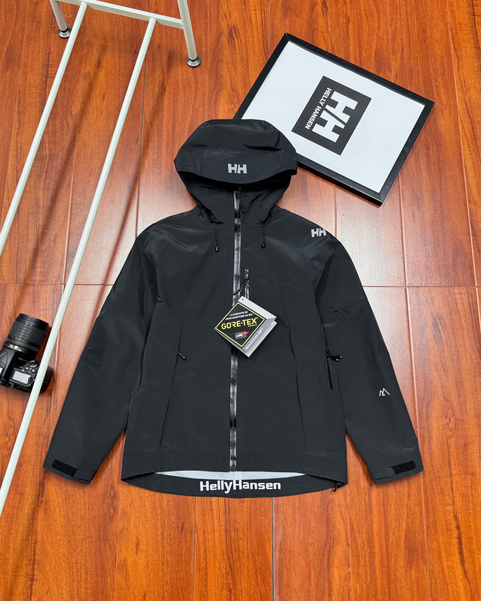 💰340顶级版本
HELLY HANSEN/海丽汉森 秋季新款硬壳户外冲锋衣连帽外套
这款冲锋衣来自专业户外品牌,挪威的HH!搭载专业防泼水面料得北欧品牌冲锋衣,设计线条简约流畅,机能型格尽显。
特点优点:该冲锋衣使用DERMIZAX面料,JIS标准防水等级,相比常规的硬壳带有一定弹力,防御暴雨等级.采用全身热压胶贴合工艺,让整个衣服没有缝隙,进一步加强衣服的防水效果。无拘束版型让穿着更加自如,同时腋下通风透气拉链设计,确保穿着舒适,即使在运动过程中也不会感觉闷热。
使用感受:这款冲锋衣确实非常防水,多次穿着在雨中行进,整个人的上身完全干爽,没有出现渗透的情况。如果穿着过程中感到稍微有些闷热,可以通过腋下的通风拉链来调节,保持舒适。
适用场景:这款冲锋衣适用于户外活动,比如徒步、往返办公或学校等。
实际效果展示:该款冲锋衣的颜色设置三色可选,设计的出线条更加优雅有美感
颜色:黑色 灰白 黄色
尺码:S M L XL 2XL 3XL
尺码表S–3XL
S M L XL 2XL 3XL
衣长 66 68 70 72 74 76
胸围 100 104 108 112 116 120
肩宽 46 48 50 52 54 56
温馨提示:
尺码均为手工测量有1-2CM左右误差属于正常。