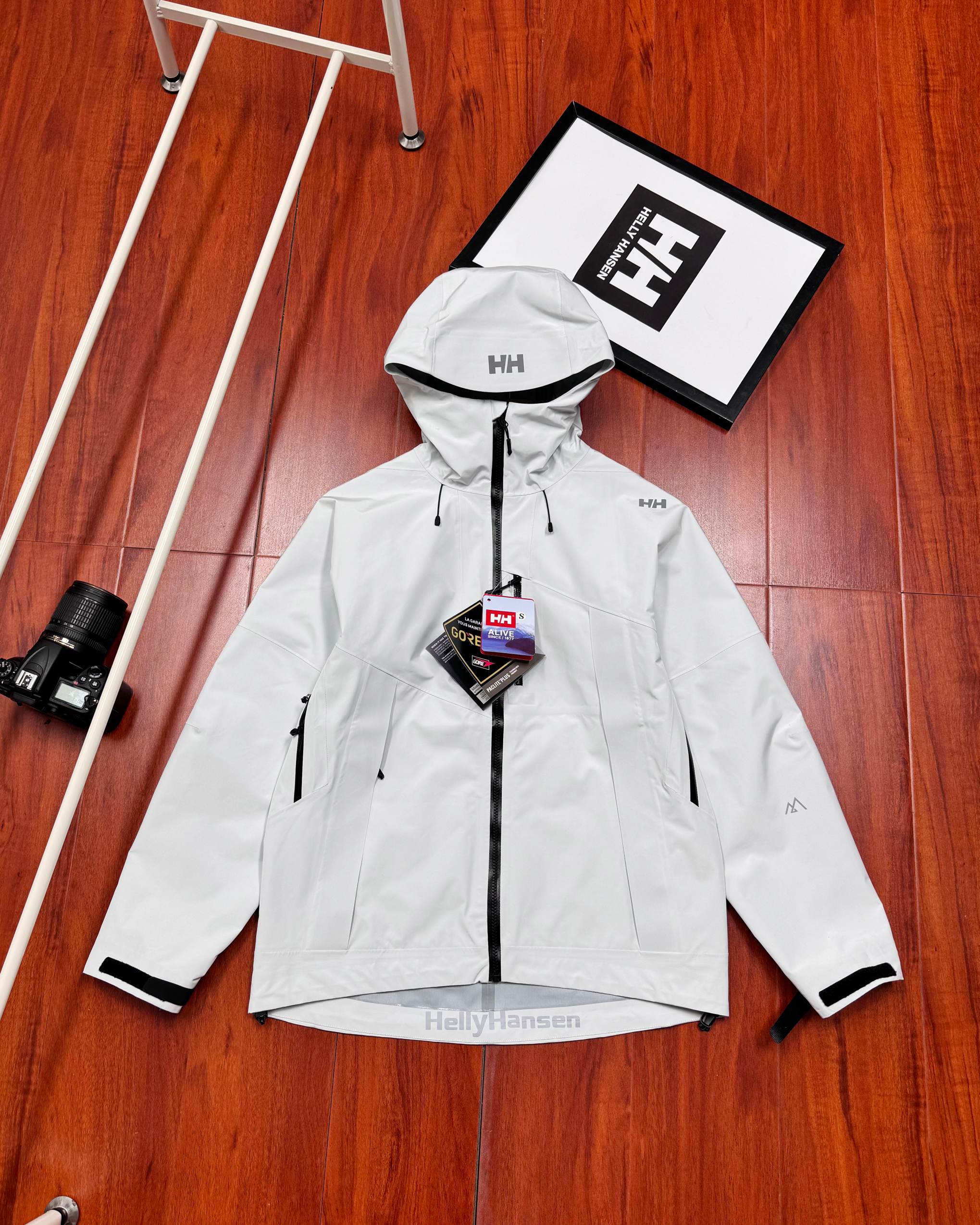 💰340顶级版本
HELLY HANSEN/海丽汉森 秋季新款硬壳户外冲锋衣连帽外套
这款冲锋衣来自专业户外品牌,挪威的HH!搭载专业防泼水面料得北欧品牌冲锋衣,设计线条简约流畅,机能型格尽显。
特点优点:该冲锋衣使用DERMIZAX面料,JIS标准防水等级,相比常规的硬壳带有一定弹力,防御暴雨等级.采用全身热压胶贴合工艺,让整个衣服没有缝隙,进一步加强衣服的防水效果。无拘束版型让穿着更加自如,同时腋下通风透气拉链设计,确保穿着舒适,即使在运动过程中也不会感觉闷热。
使用感受:这款冲锋衣确实非常防水,多次穿着在雨中行进,整个人的上身完全干爽,没有出现渗透的情况。如果穿着过程中感到稍微有些闷热,可以通过腋下的通风拉链来调节,保持舒适。
适用场景:这款冲锋衣适用于户外活动,比如徒步、往返办公或学校等。
实际效果展示:该款冲锋衣的颜色设置三色可选,设计的出线条更加优雅有美感
颜色:黑色 灰白 黄色
尺码:S M L XL 2XL 3XL
尺码表S–3XL
S M L XL 2XL 3XL
衣长 66 68 70 72 74 76
胸围 100 104 108 112 116 120
肩宽 46 48 50 52 54 56
温馨提示:
尺码均为手工测量有1-2CM左右误差属于正常。