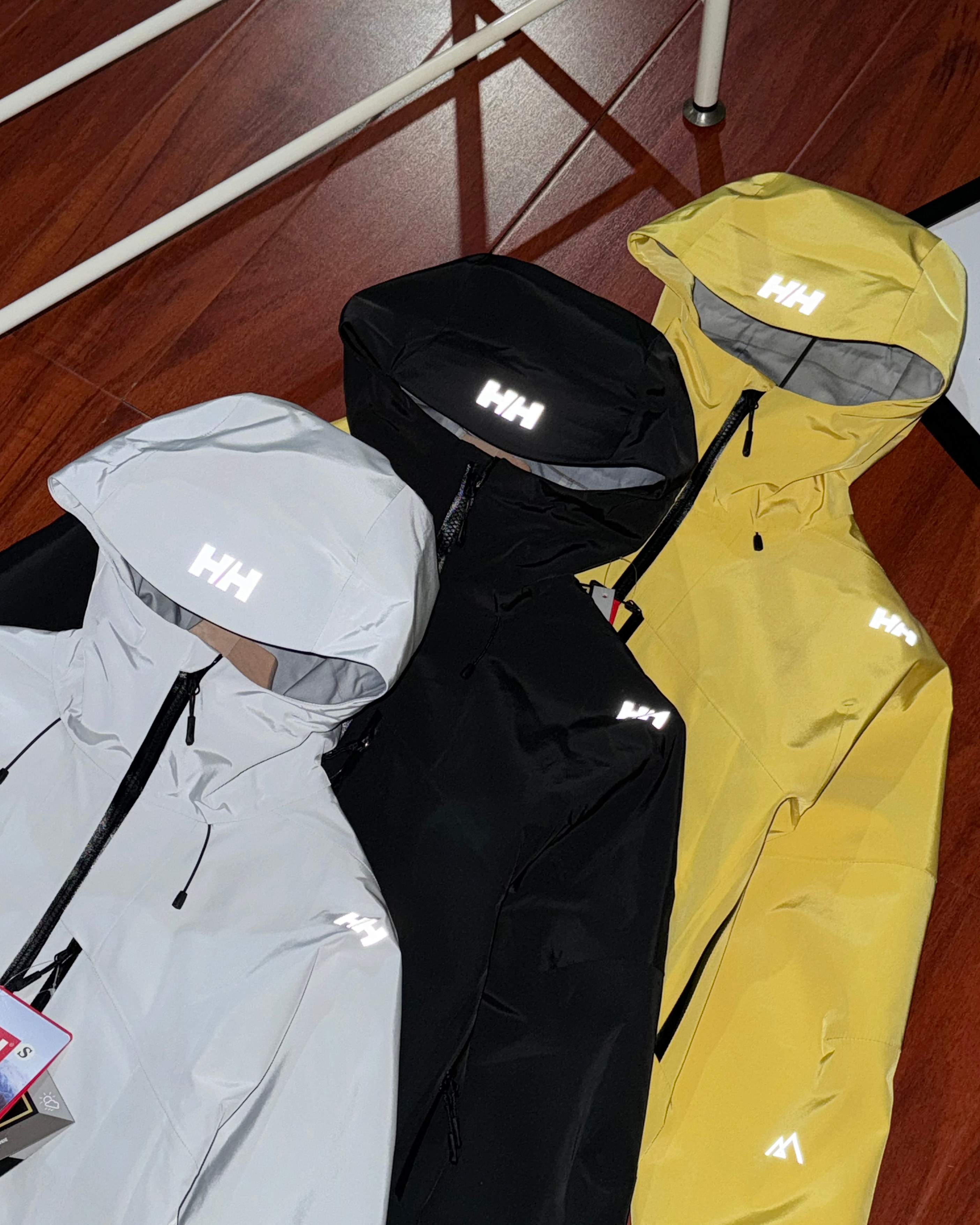 💰340顶级版本
HELLY HANSEN/海丽汉森 秋季新款硬壳户外冲锋衣连帽外套
这款冲锋衣来自专业户外品牌,挪威的HH!搭载专业防泼水面料得北欧品牌冲锋衣,设计线条简约流畅,机能型格尽显。
特点优点:该冲锋衣使用DERMIZAX面料,JIS标准防水等级,相比常规的硬壳带有一定弹力,防御暴雨等级.采用全身热压胶贴合工艺,让整个衣服没有缝隙,进一步加强衣服的防水效果。无拘束版型让穿着更加自如,同时腋下通风透气拉链设计,确保穿着舒适,即使在运动过程中也不会感觉闷热。
使用感受:这款冲锋衣确实非常防水,多次穿着在雨中行进,整个人的上身完全干爽,没有出现渗透的情况。如果穿着过程中感到稍微有些闷热,可以通过腋下的通风拉链来调节,保持舒适。
适用场景:这款冲锋衣适用于户外活动,比如徒步、往返办公或学校等。
实际效果展示:该款冲锋衣的颜色设置三色可选,设计的出线条更加优雅有美感
颜色:黑色 灰白 黄色
尺码:S M L XL 2XL 3XL
尺码表S–3XL
S M L XL 2XL 3XL
衣长 66 68 70 72 74 76
胸围 100 104 108 112 116 120
肩宽 46 48 50 52 54 56
温馨提示:
尺码均为手工测量有1-2CM左右误差属于正常。