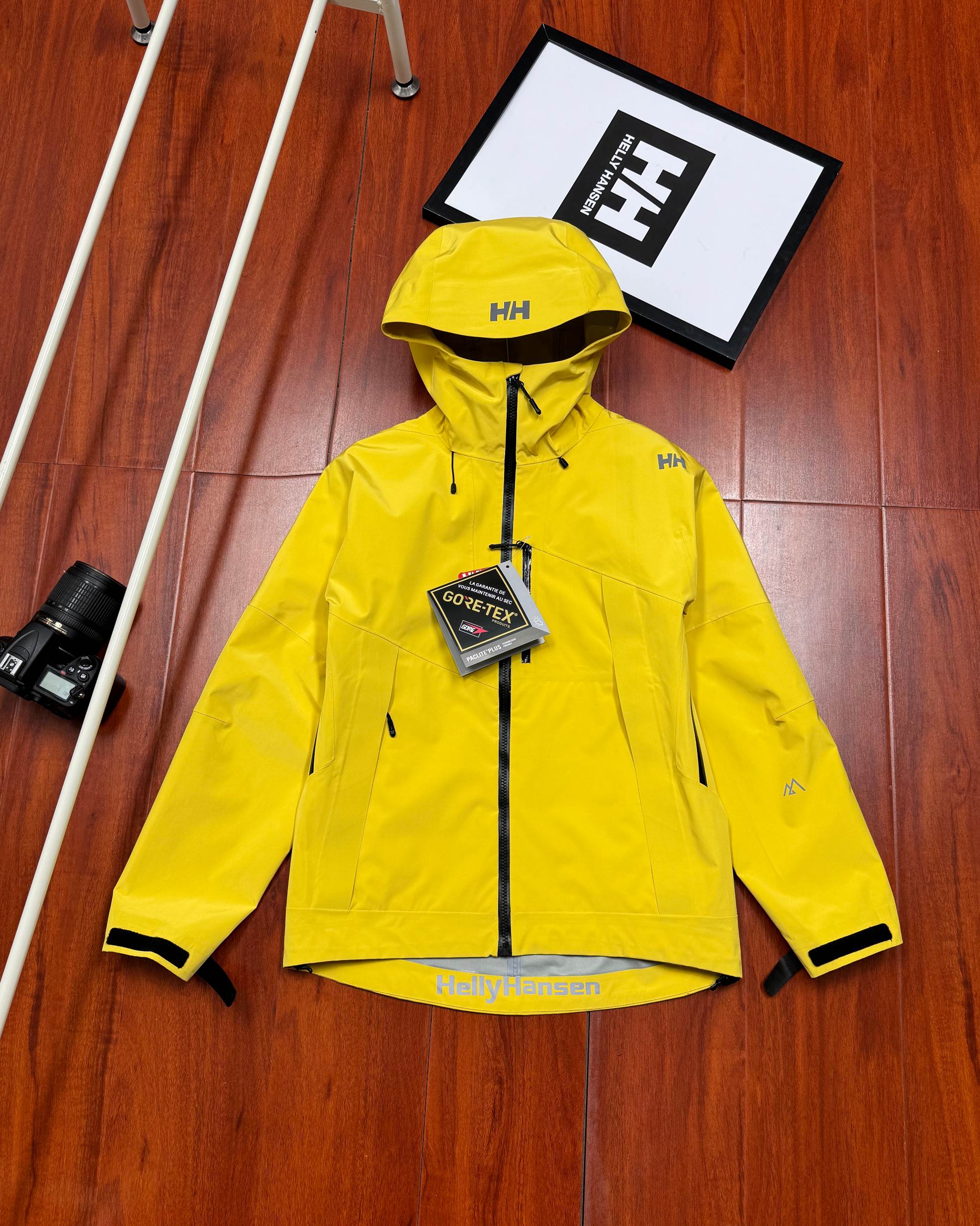 💰340顶级版本
HELLY HANSEN/海丽汉森 秋季新款硬壳户外冲锋衣连帽外套
这款冲锋衣来自专业户外品牌,挪威的HH!搭载专业防泼水面料得北欧品牌冲锋衣,设计线条简约流畅,机能型格尽显。
特点优点:该冲锋衣使用DERMIZAX面料,JIS标准防水等级,相比常规的硬壳带有一定弹力,防御暴雨等级.采用全身热压胶贴合工艺,让整个衣服没有缝隙,进一步加强衣服的防水效果。无拘束版型让穿着更加自如,同时腋下通风透气拉链设计,确保穿着舒适,即使在运动过程中也不会感觉闷热。
使用感受:这款冲锋衣确实非常防水,多次穿着在雨中行进,整个人的上身完全干爽,没有出现渗透的情况。如果穿着过程中感到稍微有些闷热,可以通过腋下的通风拉链来调节,保持舒适。
适用场景:这款冲锋衣适用于户外活动,比如徒步、往返办公或学校等。
实际效果展示:该款冲锋衣的颜色设置三色可选,设计的出线条更加优雅有美感
颜色:黑色 灰白 黄色
尺码:S M L XL 2XL 3XL
尺码表S–3XL
S M L XL 2XL 3XL
衣长 66 68 70 72 74 76
胸围 100 104 108 112 116 120
肩宽 46 48 50 52 54 56
温馨提示:
尺码均为手工测量有1-2CM左右误差属于正常。