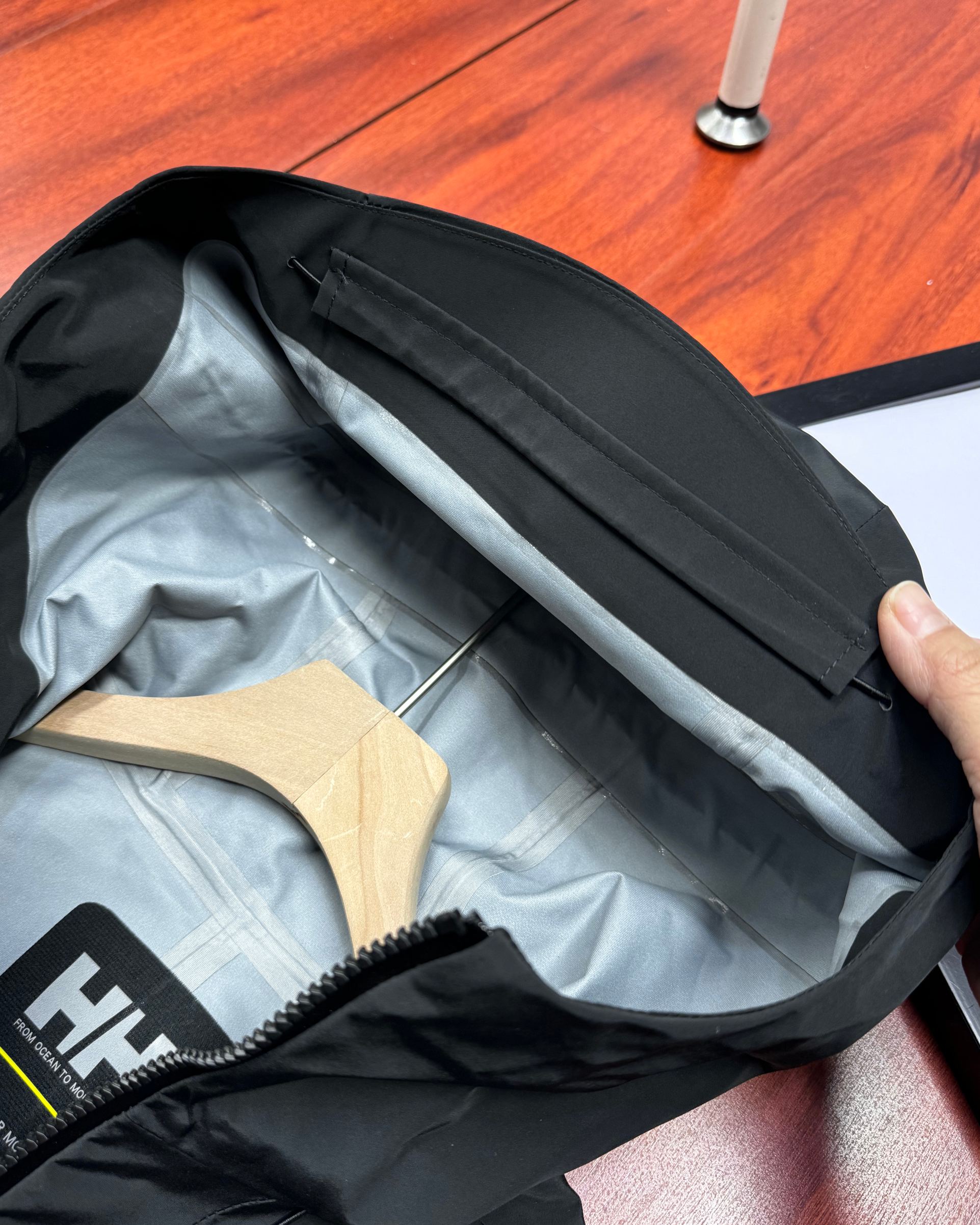 💰340顶级版本
HELLY HANSEN/海丽汉森 秋季新款硬壳户外冲锋衣连帽外套
这款冲锋衣来自专业户外品牌,挪威的HH!搭载专业防泼水面料得北欧品牌冲锋衣,设计线条简约流畅,机能型格尽显。
特点优点:该冲锋衣使用DERMIZAX面料,JIS标准防水等级,相比常规的硬壳带有一定弹力,防御暴雨等级.采用全身热压胶贴合工艺,让整个衣服没有缝隙,进一步加强衣服的防水效果。无拘束版型让穿着更加自如,同时腋下通风透气拉链设计,确保穿着舒适,即使在运动过程中也不会感觉闷热。
使用感受:这款冲锋衣确实非常防水,多次穿着在雨中行进,整个人的上身完全干爽,没有出现渗透的情况。如果穿着过程中感到稍微有些闷热,可以通过腋下的通风拉链来调节,保持舒适。
适用场景:这款冲锋衣适用于户外活动,比如徒步、往返办公或学校等。
实际效果展示:该款冲锋衣的颜色设置三色可选,设计的出线条更加优雅有美感
颜色:黑色 灰白 黄色
尺码:S M L XL 2XL 3XL
尺码表S–3XL
S M L XL 2XL 3XL
衣长 66 68 70 72 74 76
胸围 100 104 108 112 116 120
肩宽 46 48 50 52 54 56
温馨提示:
尺码均为手工测量有1-2CM左右误差属于正常。