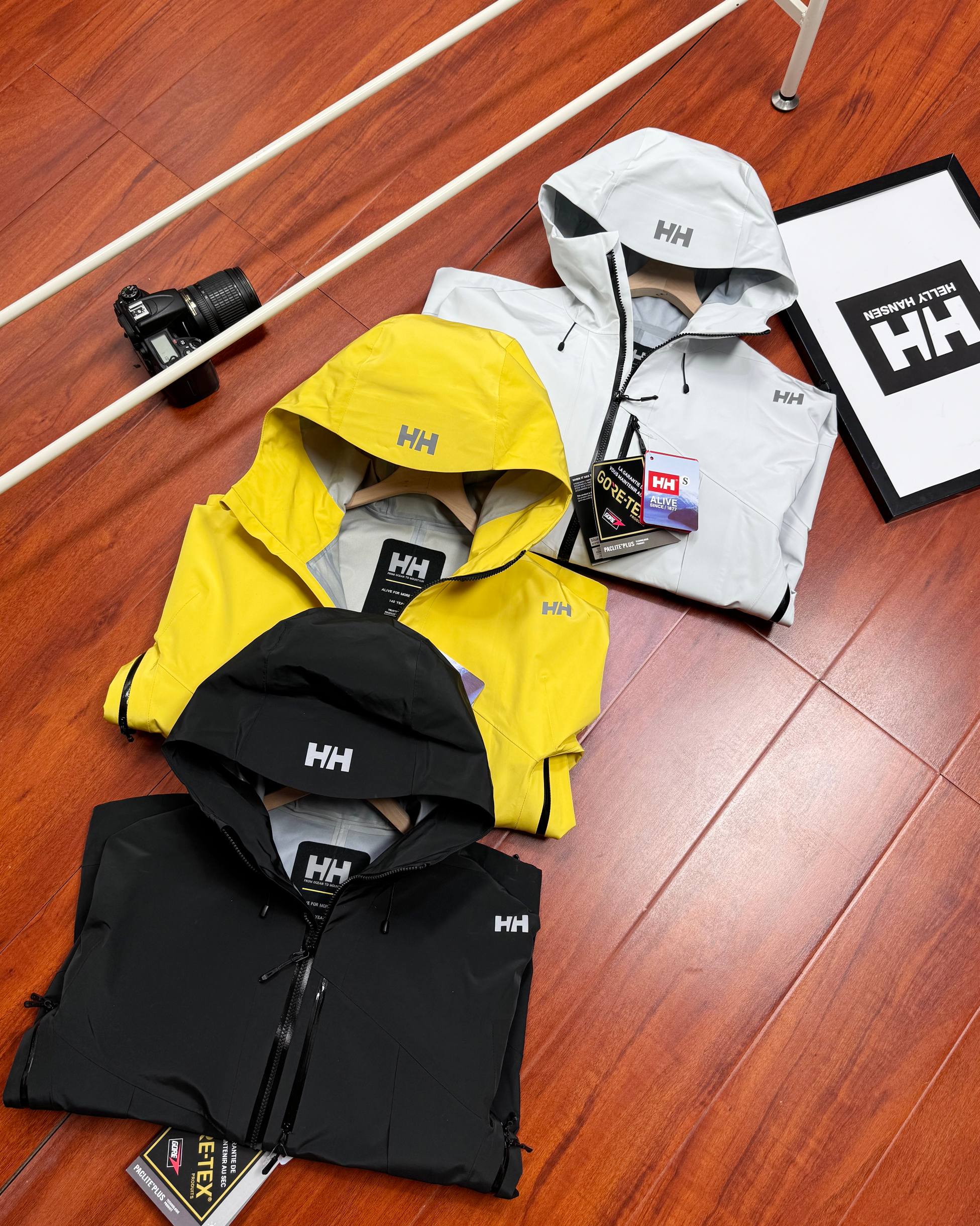 💰340顶级版本
HELLY HANSEN/海丽汉森 秋季新款硬壳户外冲锋衣连帽外套
这款冲锋衣来自专业户外品牌,挪威的HH!搭载专业防泼水面料得北欧品牌冲锋衣,设计线条简约流畅,机能型格尽显。
特点优点:该冲锋衣使用DERMIZAX面料,JIS标准防水等级,相比常规的硬壳带有一定弹力,防御暴雨等级.采用全身热压胶贴合工艺,让整个衣服没有缝隙,进一步加强衣服的防水效果。无拘束版型让穿着更加自如,同时腋下通风透气拉链设计,确保穿着舒适,即使在运动过程中也不会感觉闷热。
使用感受:这款冲锋衣确实非常防水,多次穿着在雨中行进,整个人的上身完全干爽,没有出现渗透的情况。如果穿着过程中感到稍微有些闷热,可以通过腋下的通风拉链来调节,保持舒适。
适用场景:这款冲锋衣适用于户外活动,比如徒步、往返办公或学校等。
实际效果展示:该款冲锋衣的颜色设置三色可选,设计的出线条更加优雅有美感
颜色:黑色 灰白 黄色
尺码:S M L XL 2XL 3XL
尺码表S–3XL
S M L XL 2XL 3XL
衣长 66 68 70 72 74 76
胸围 100 104 108 112 116 120
肩宽 46 48 50 52 54 56
温馨提示:
尺码均为手工测量有1-2CM左右误差属于正常。