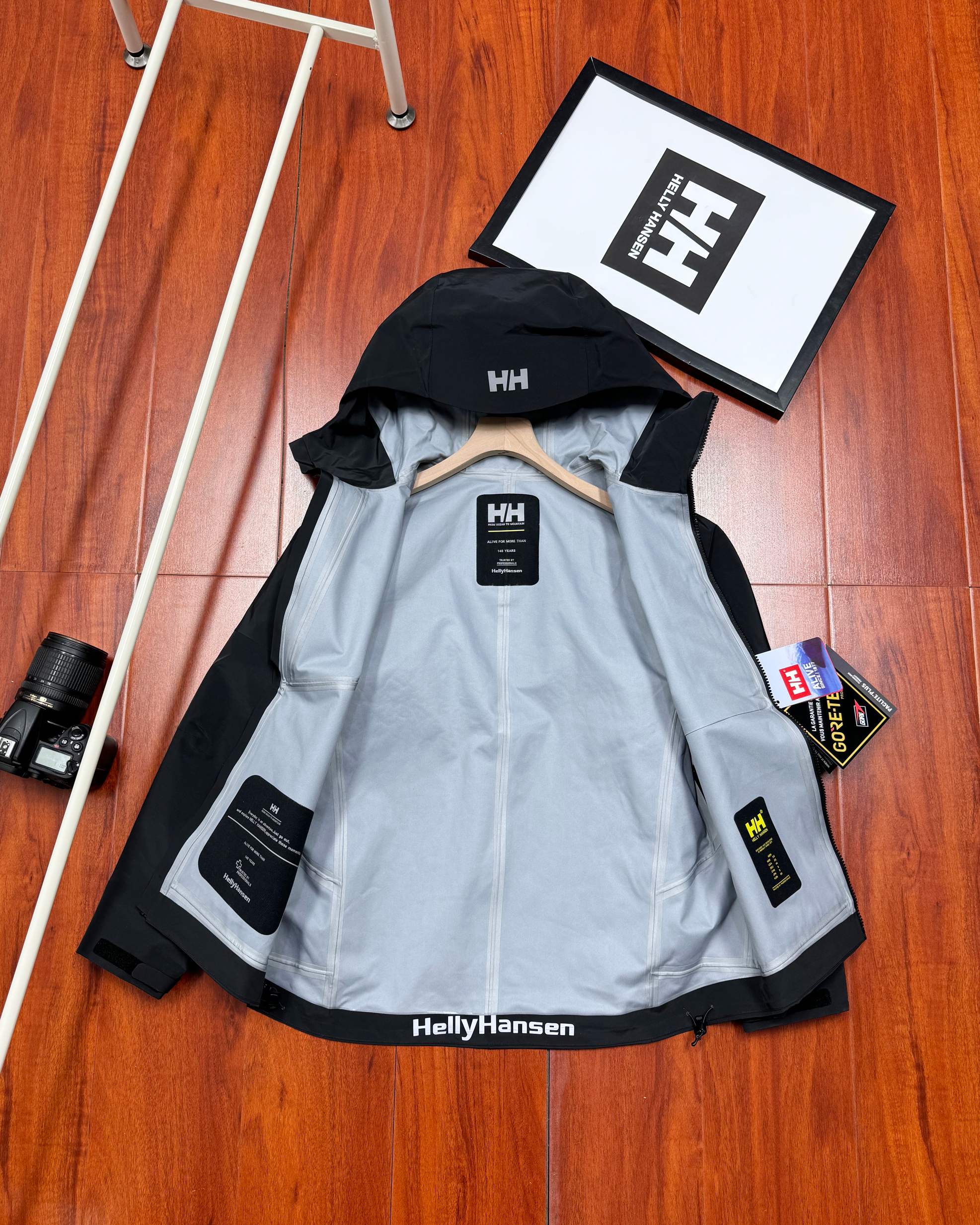 💰340顶级版本
HELLY HANSEN/海丽汉森 秋季新款硬壳户外冲锋衣连帽外套
这款冲锋衣来自专业户外品牌,挪威的HH!搭载专业防泼水面料得北欧品牌冲锋衣,设计线条简约流畅,机能型格尽显。
特点优点:该冲锋衣使用DERMIZAX面料,JIS标准防水等级,相比常规的硬壳带有一定弹力,防御暴雨等级.采用全身热压胶贴合工艺,让整个衣服没有缝隙,进一步加强衣服的防水效果。无拘束版型让穿着更加自如,同时腋下通风透气拉链设计,确保穿着舒适,即使在运动过程中也不会感觉闷热。
使用感受:这款冲锋衣确实非常防水,多次穿着在雨中行进,整个人的上身完全干爽,没有出现渗透的情况。如果穿着过程中感到稍微有些闷热,可以通过腋下的通风拉链来调节,保持舒适。
适用场景:这款冲锋衣适用于户外活动,比如徒步、往返办公或学校等。
实际效果展示:该款冲锋衣的颜色设置三色可选,设计的出线条更加优雅有美感
颜色:黑色 灰白 黄色
尺码:S M L XL 2XL 3XL
尺码表S–3XL
S M L XL 2XL 3XL
衣长 66 68 70 72 74 76
胸围 100 104 108 112 116 120
肩宽 46 48 50 52 54 56
温馨提示:
尺码均为手工测量有1-2CM左右误差属于正常。